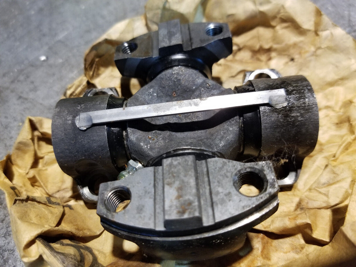 9K-1976 CATERPILLAR U JOINT UNIVERSAL JOINT 9K1976