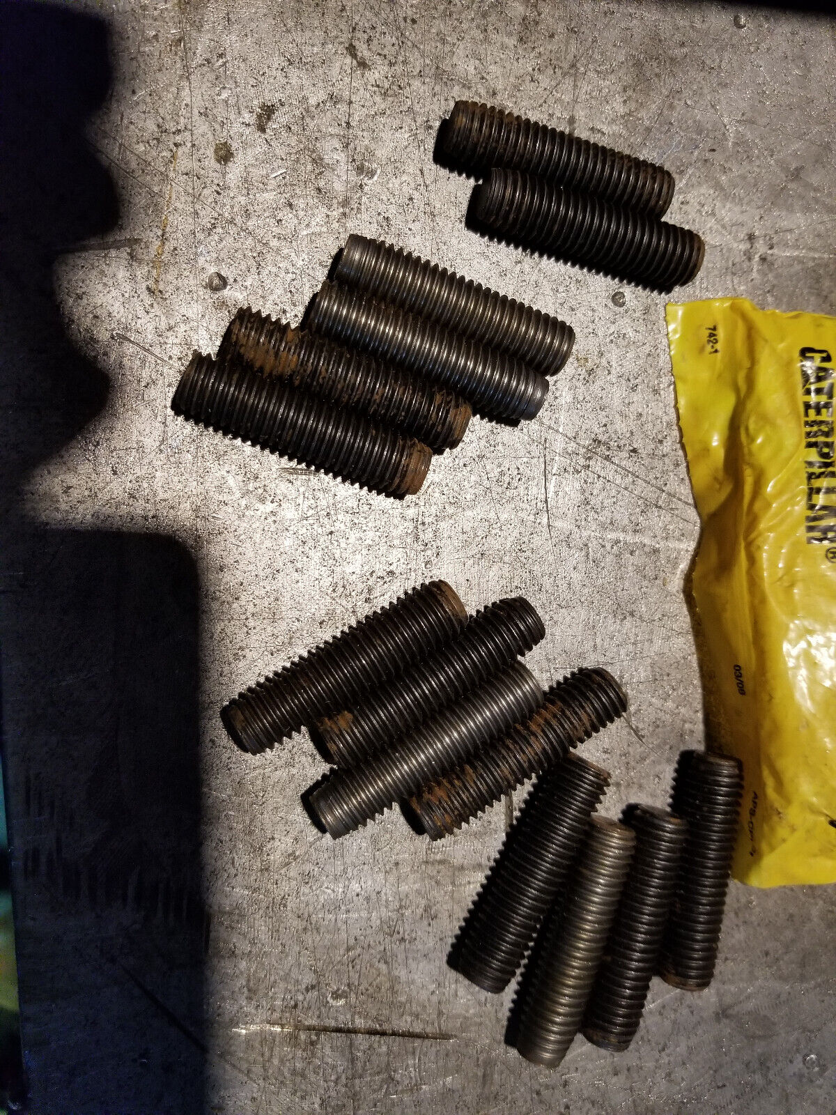 BAG OF 12 STUDS CATERPILLAR 3D-0490 STUD 3D0490