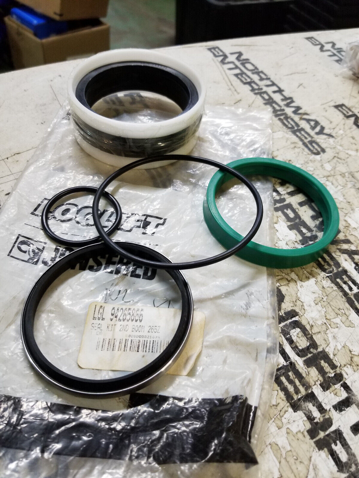 Loglift 165 Breakout Cylinder Seal Kit 215 PN: 94265866 (MISSING A SEAL)