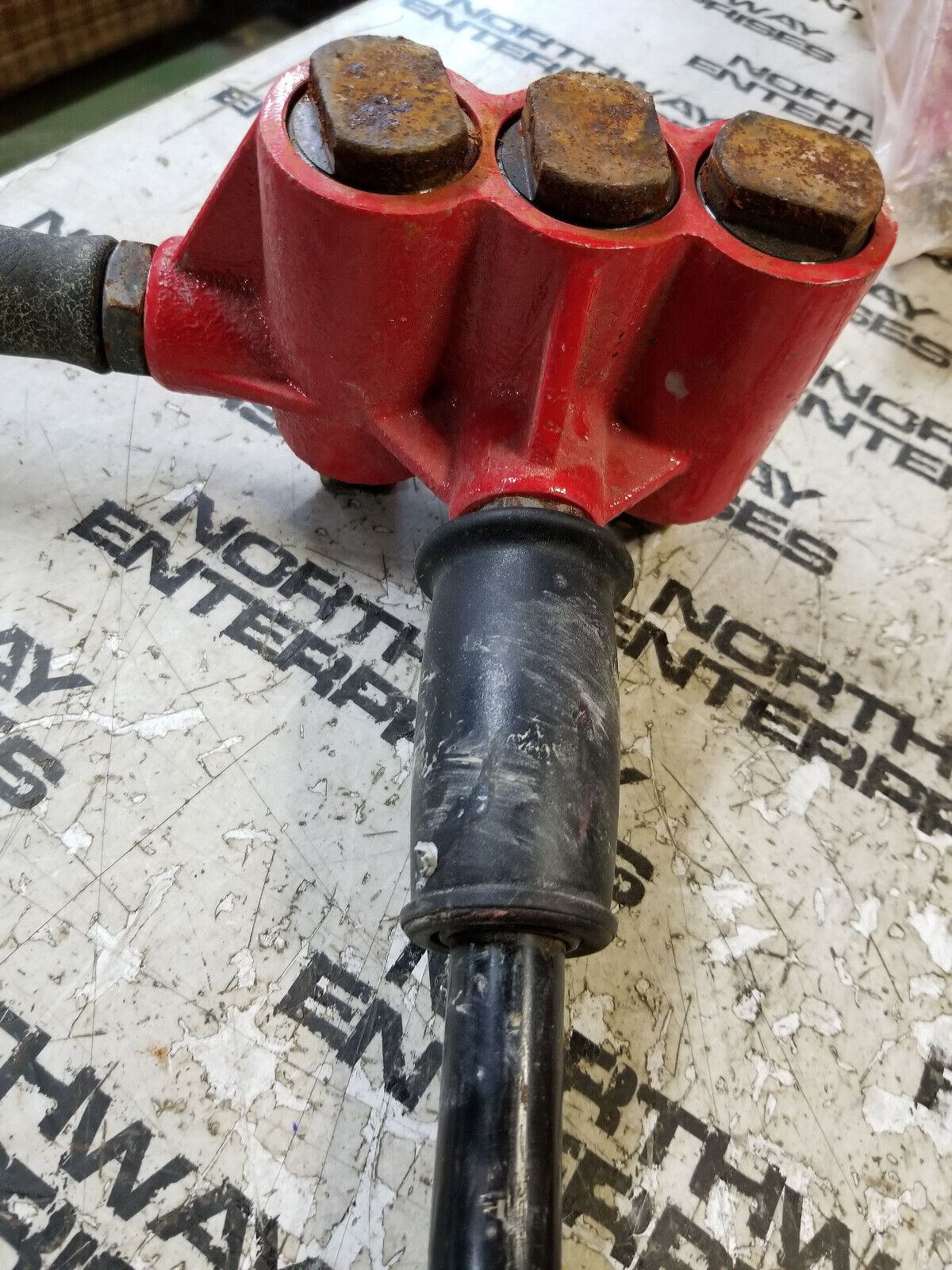 UNIVERSAL TOOL UT8603 Triple Head Scaling Hammer RE0425