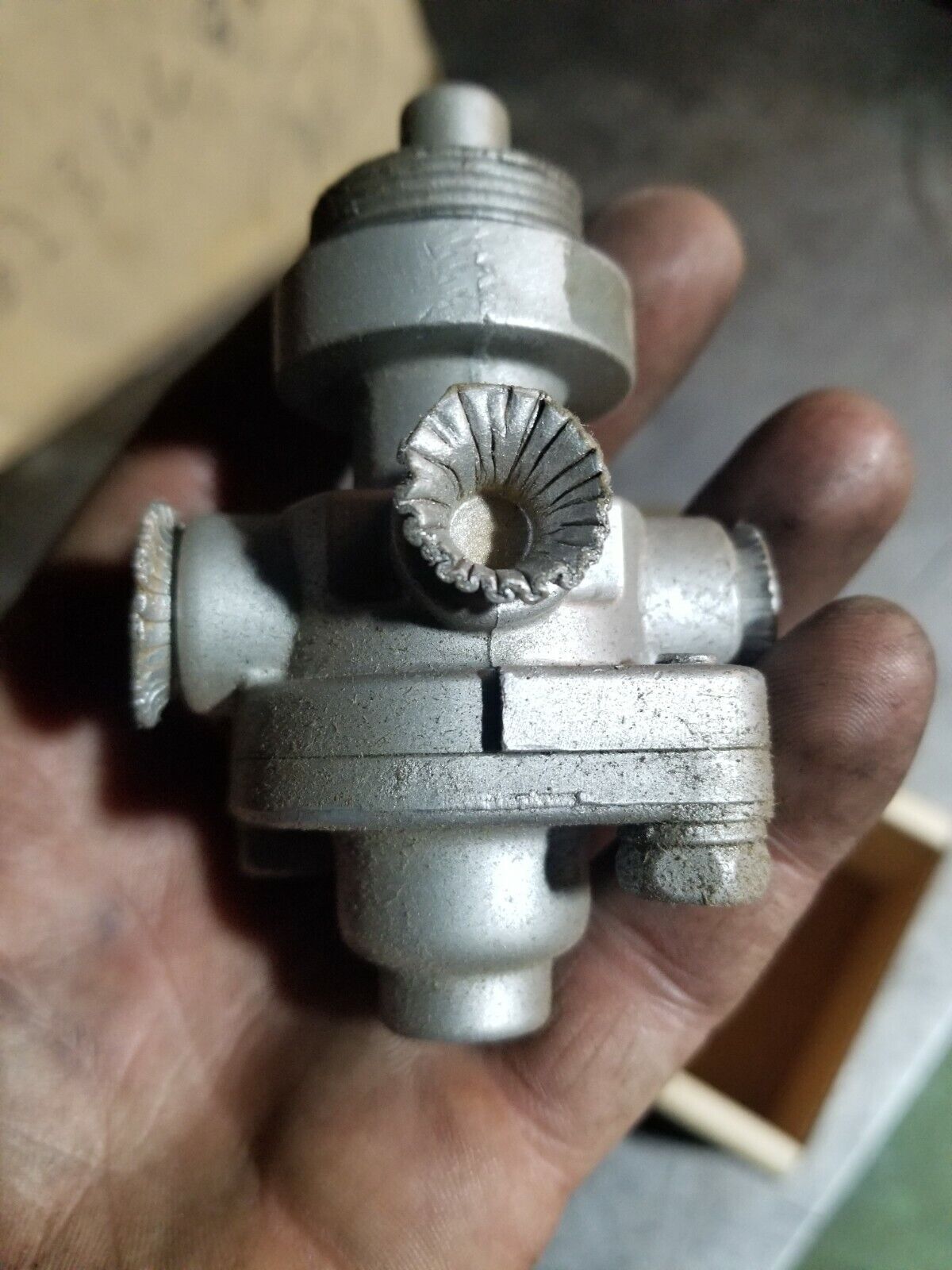 Bendix 287238 PP-8 Push/Pull Valve, 1/8" NPT Delivery Ports