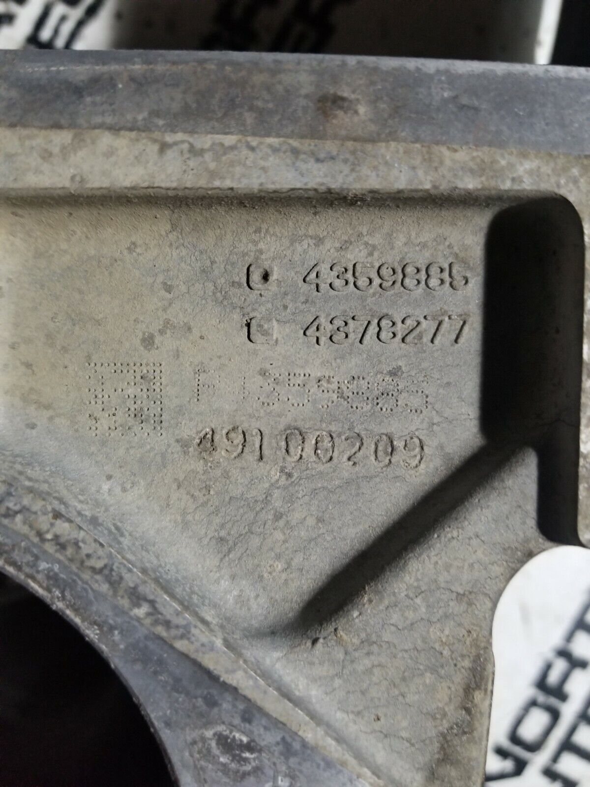 12320EZ40A NISSAN TITAN XD FLYWHEEL HOUSING TRANSMISSION ADAPTER 4324959 435988