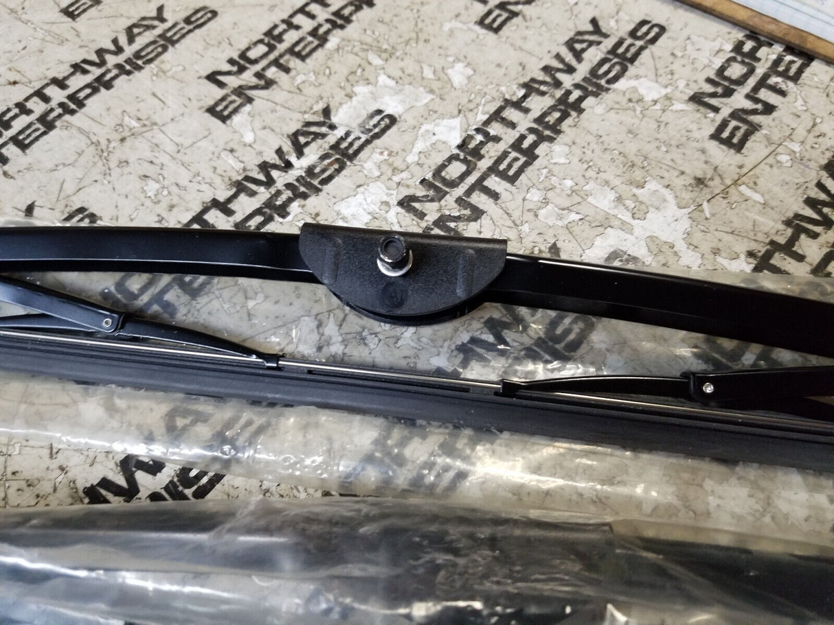 CAT WIPER BLADE 425-2682 4252682 142-4884 kit contains 2 blades and 1 arm