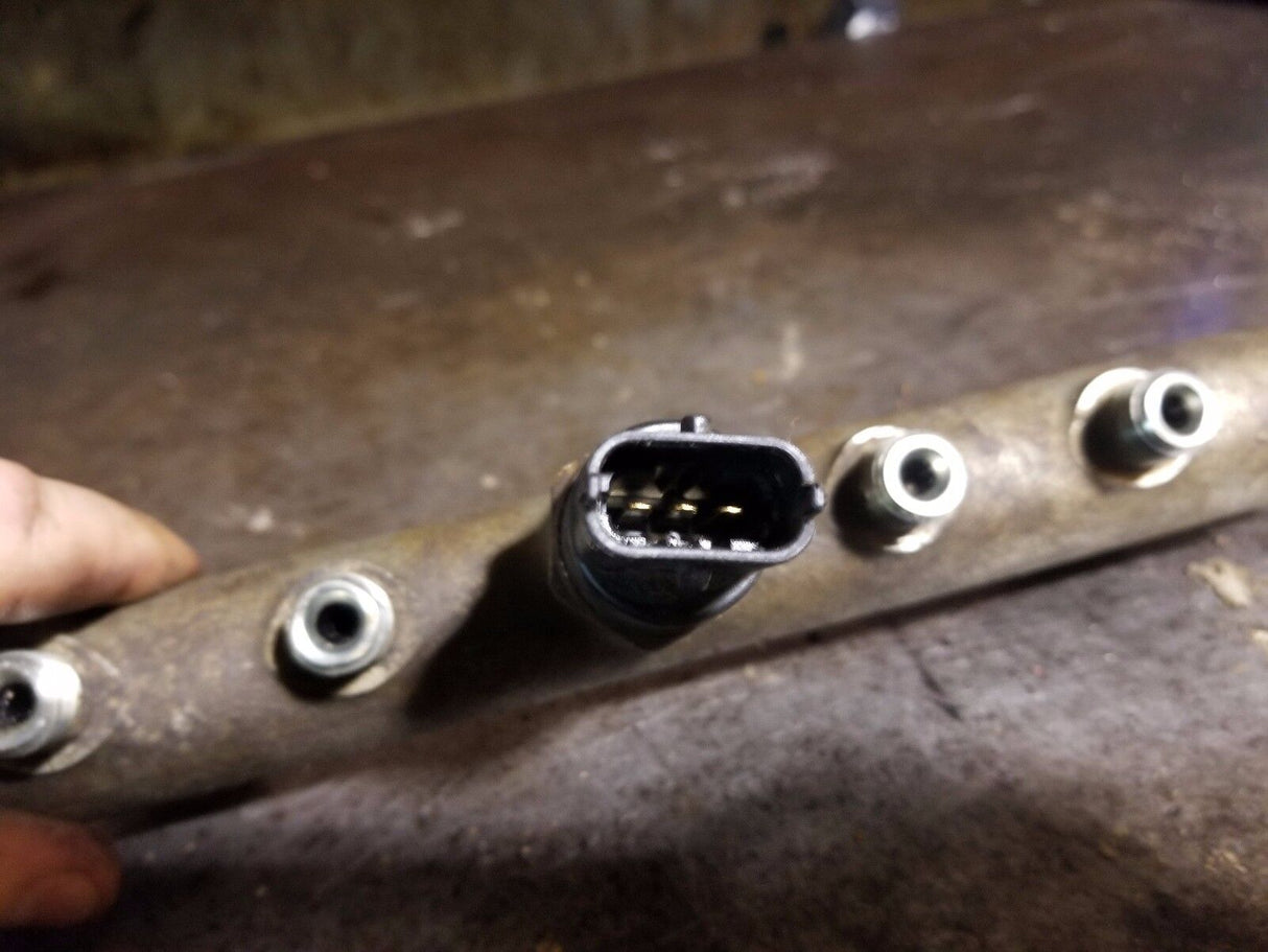 04 05 2004 2005 Duramax LLY High Pressure Fuel Rail 973030580 8973036580