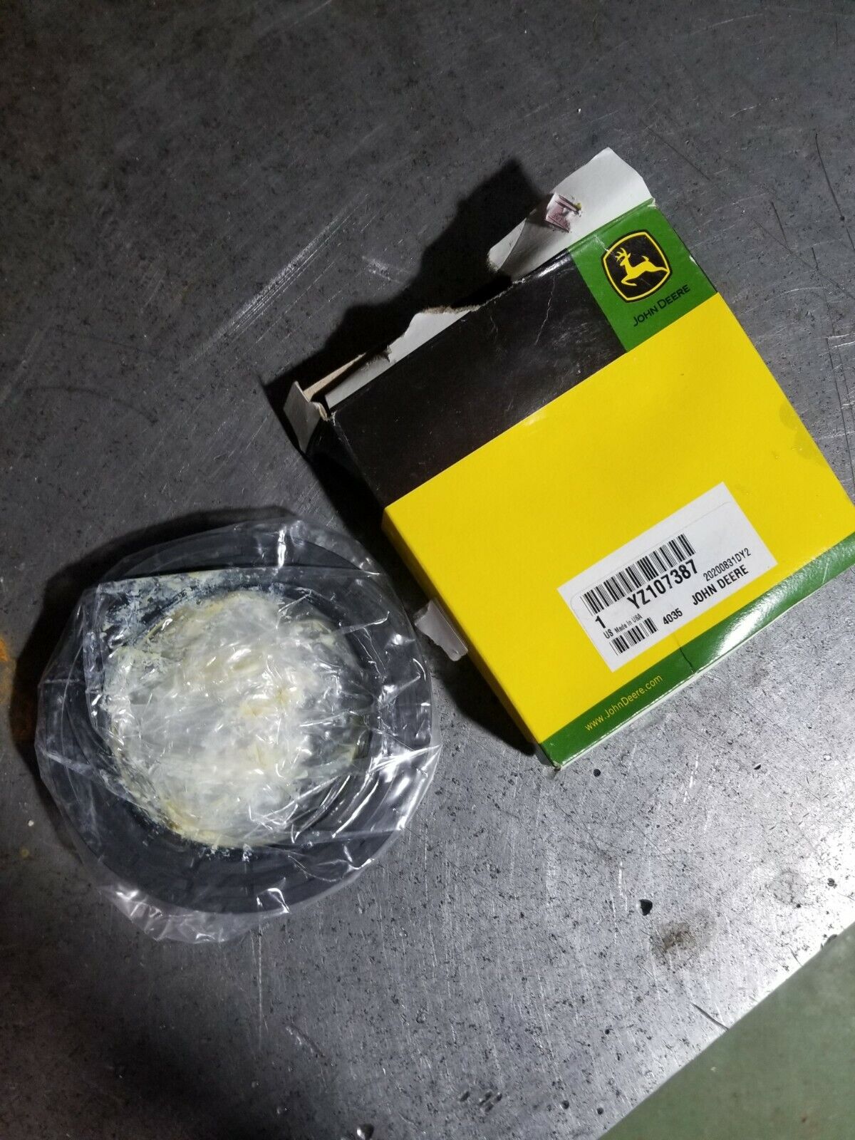 YZ107387 John Deere Seal