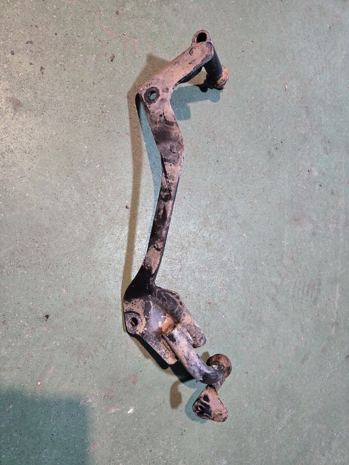 3970394 5.9L / 6.7L CUMMINS LOWER FAN SHROUD BRACKET