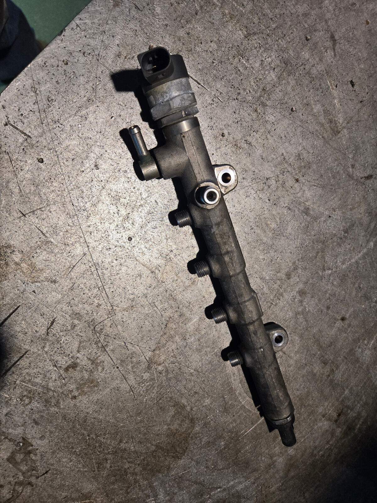 13-16 Mercedes X204 GLK250 E250 2.1 L Fuel Injector Rail Distributor 0445214275