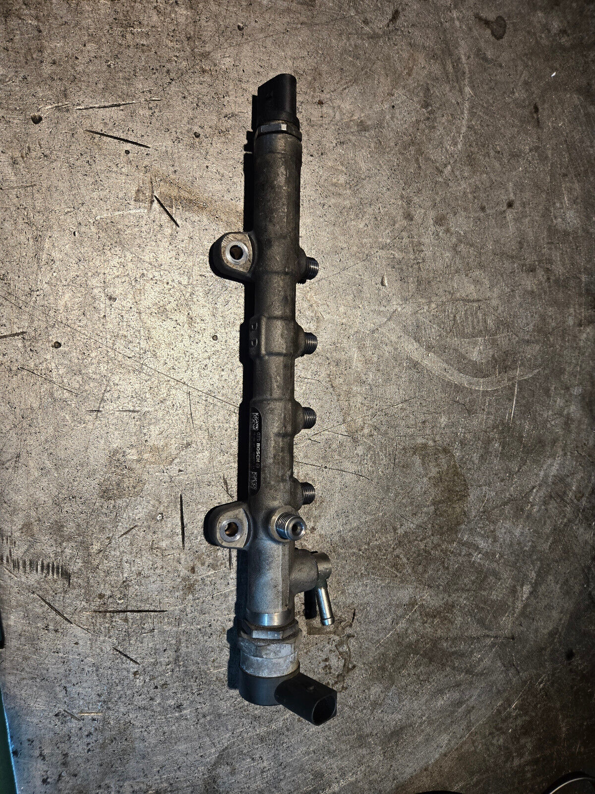 13-16 Mercedes X204 GLK250 E250 2.1 L Fuel Injector Rail Distributor 0445214275