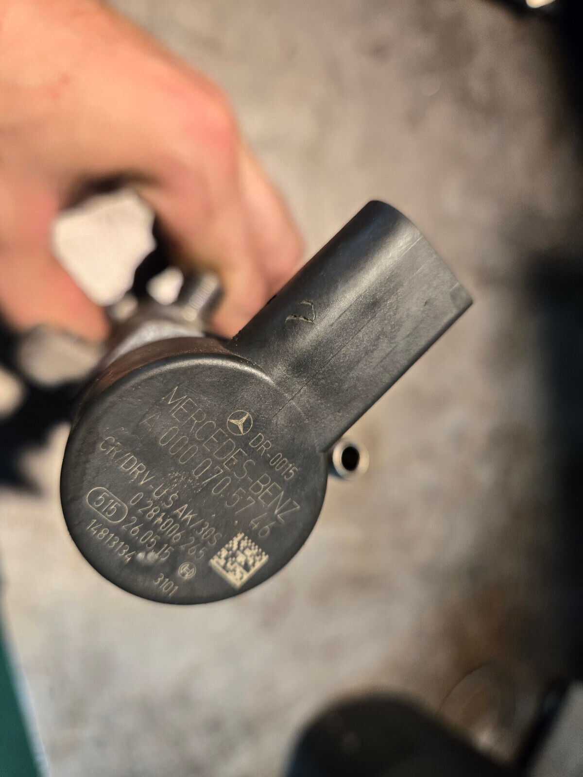 13-16 Mercedes X204 GLK250 E250 2.1 L Fuel Injector Rail Distributor 0445214275