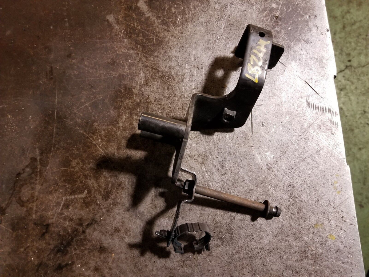 2007.5-2010 DURAMAX 6.6L ENGINE MOUNT BRACKET 98023873 ; 97376398 w/stud