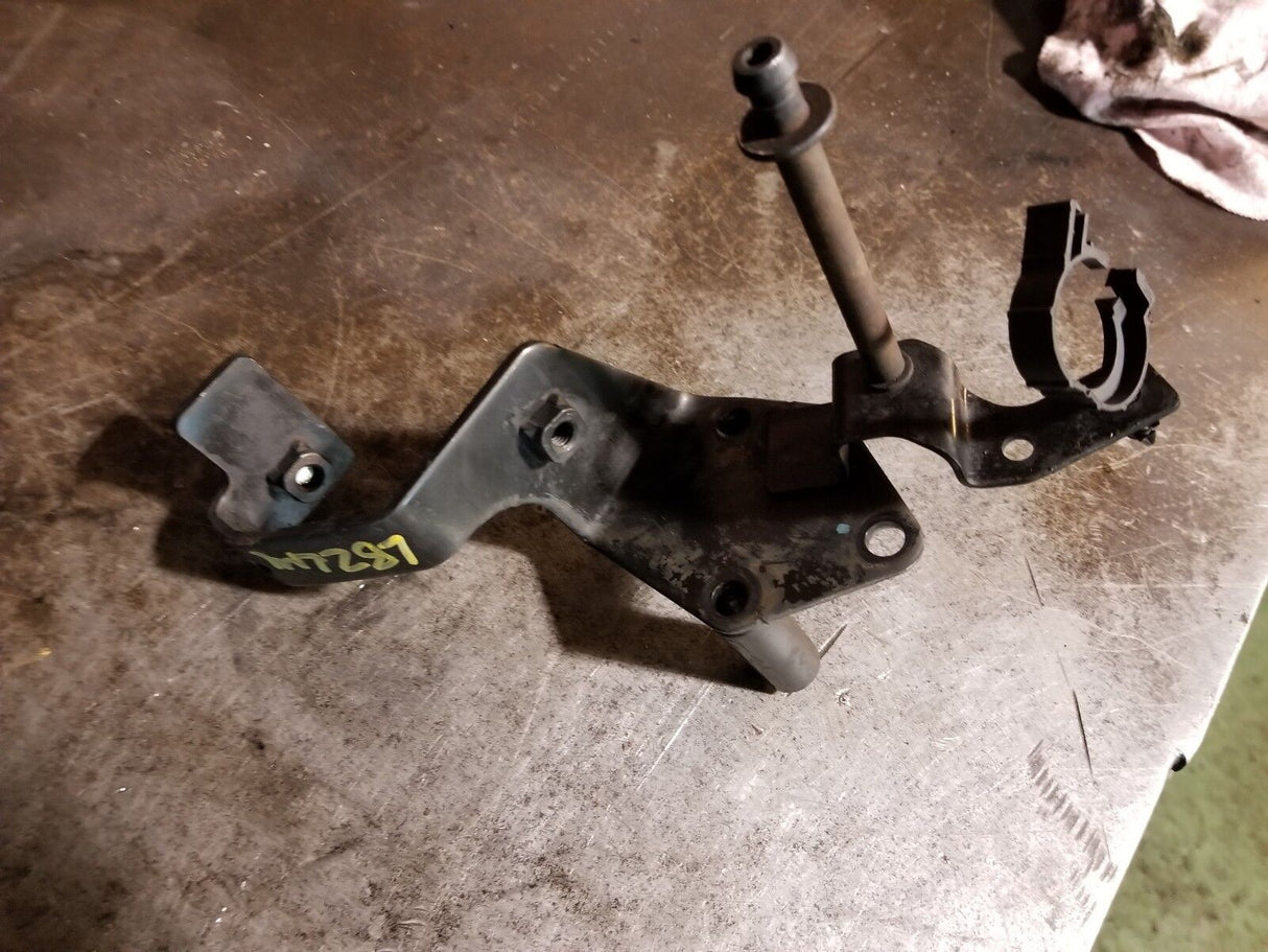 2007.5-2010 DURAMAX 6.6L ENGINE MOUNT BRACKET 98023873 ; 97376398 w/stud