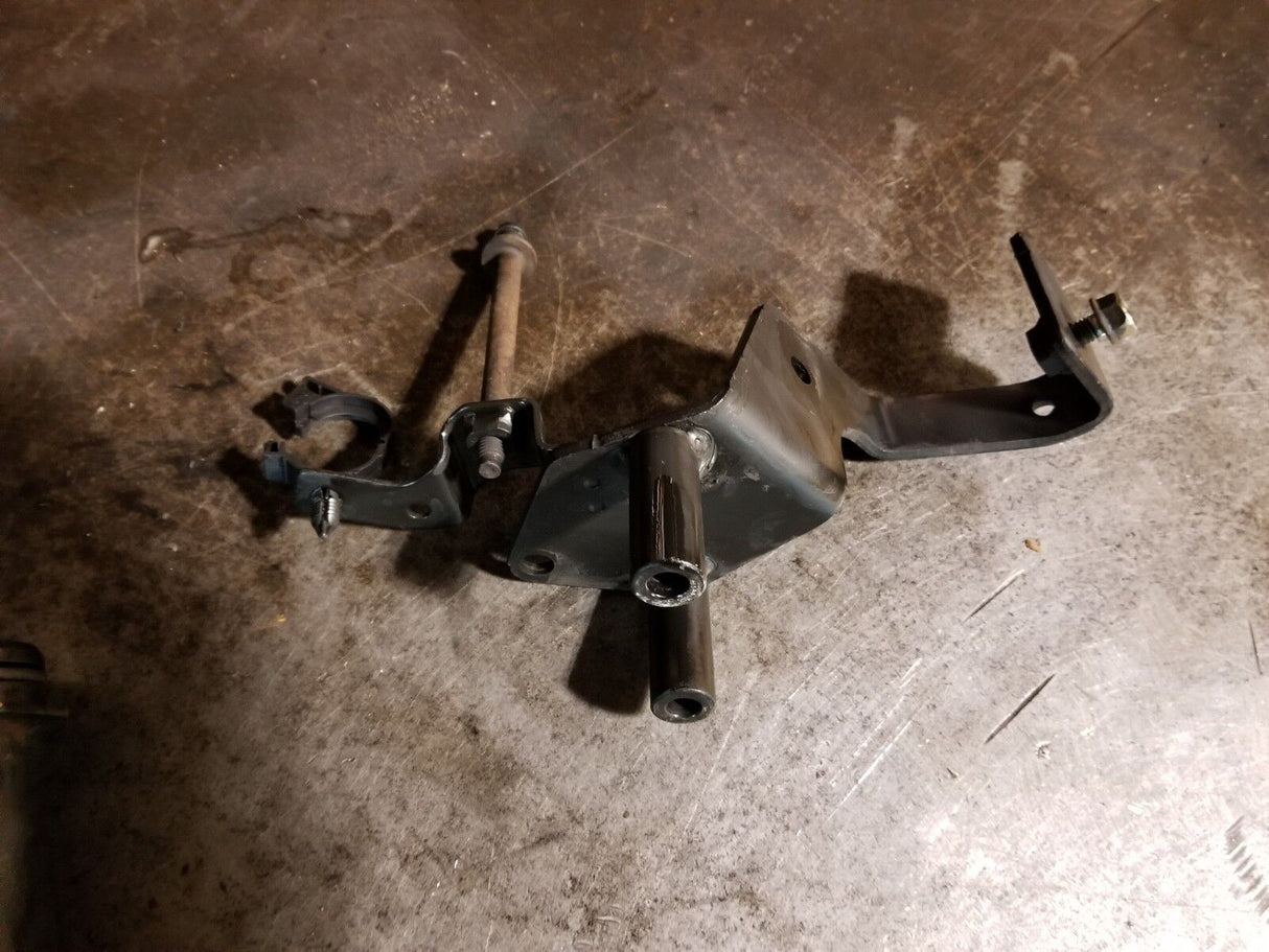 2007.5-2010 DURAMAX 6.6L ENGINE MOUNT BRACKET 98023873 ; 97376398 w/stud