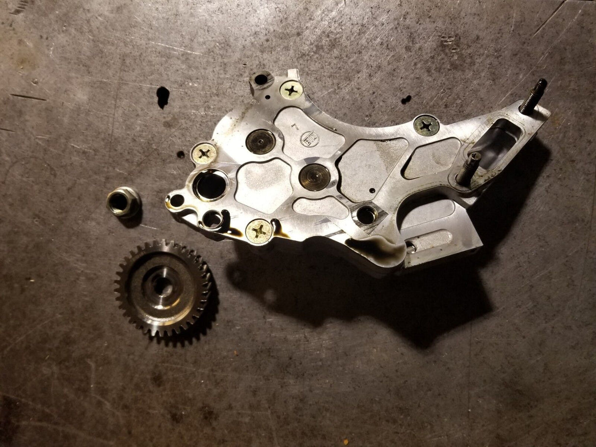 01-07 LB7 LLY LBZ USED OIL PUMP 98432188 AND GEAR 97226137