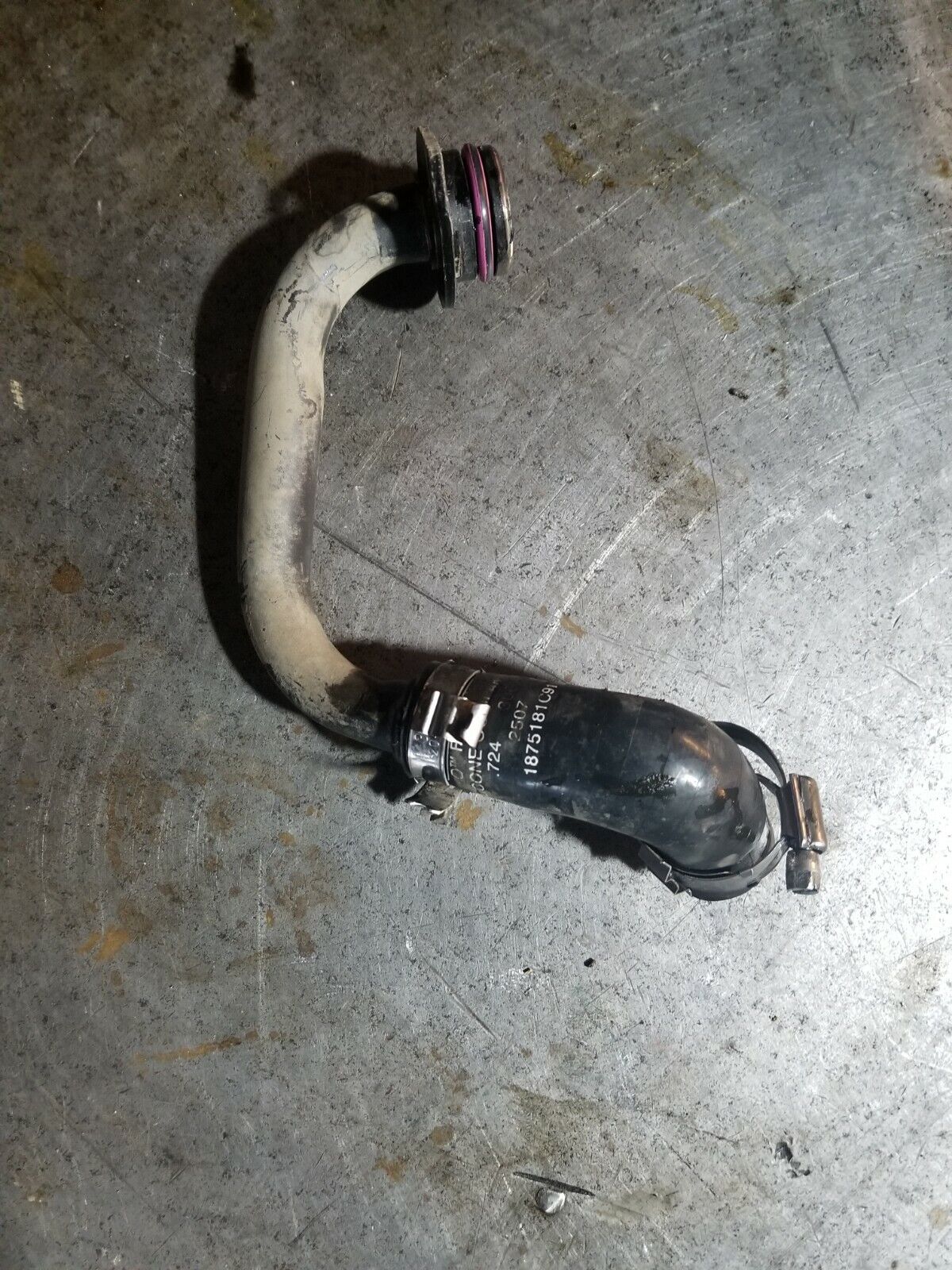 EGR Coolant Return Line 8C3Z-9F469-A 8C3Z-9F469-B 1875181C91