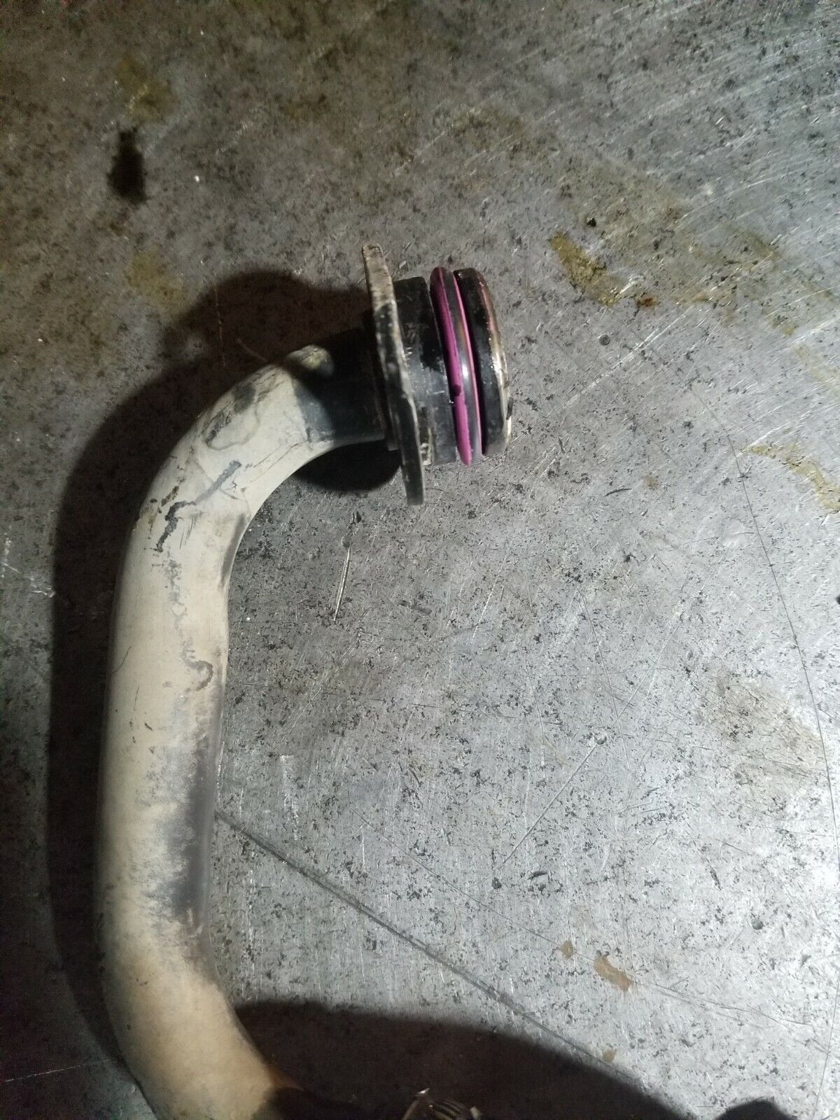 EGR Coolant Return Line 8C3Z-9F469-A 8C3Z-9F469-B 1875181C91