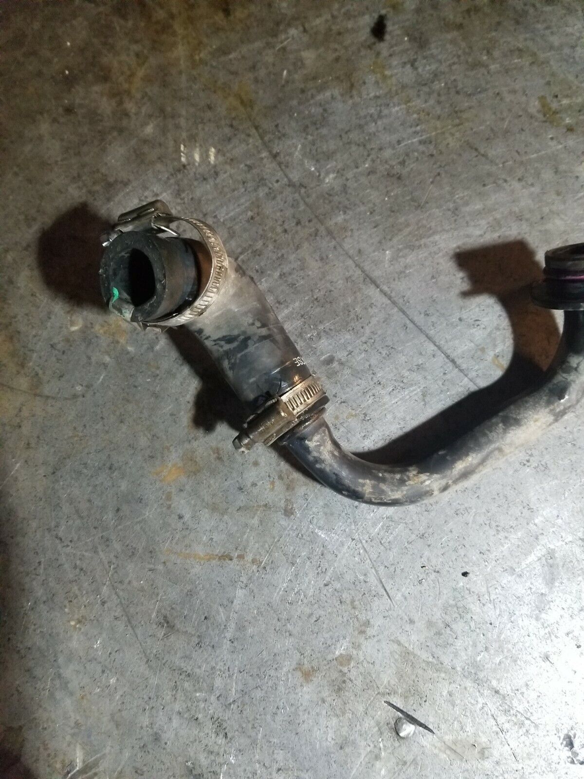 EGR Coolant Return Line 8C3Z-9F469-A 8C3Z-9F469-B 1875181C91