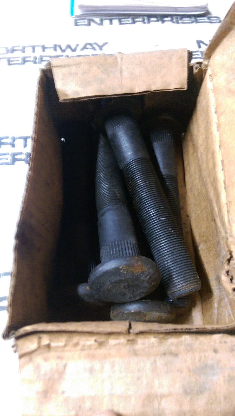 BOX OF 5 STUDS MERITOR R0010221