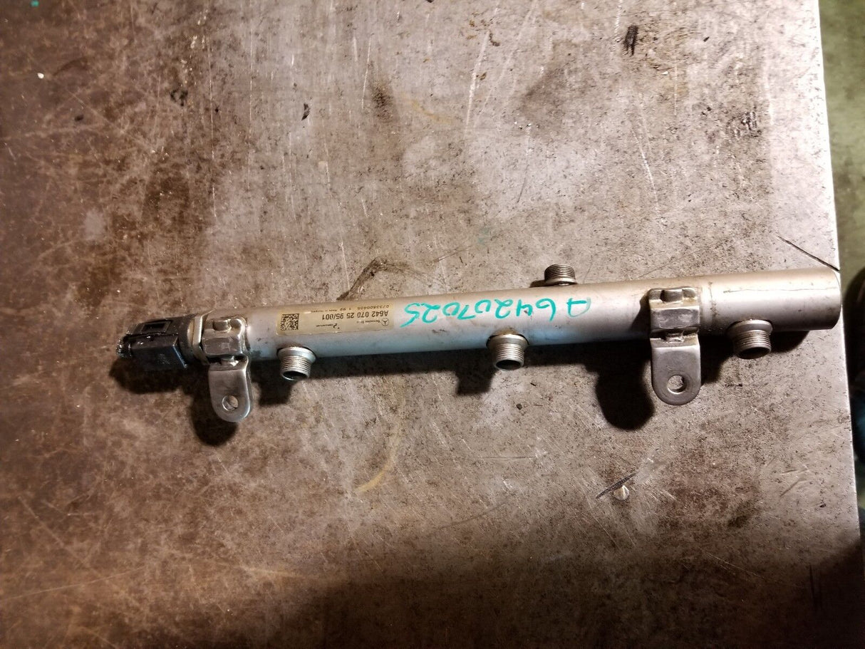 2006 - 2010 MERCEDES-BENZ R320 FUEL RAIL A64207025
