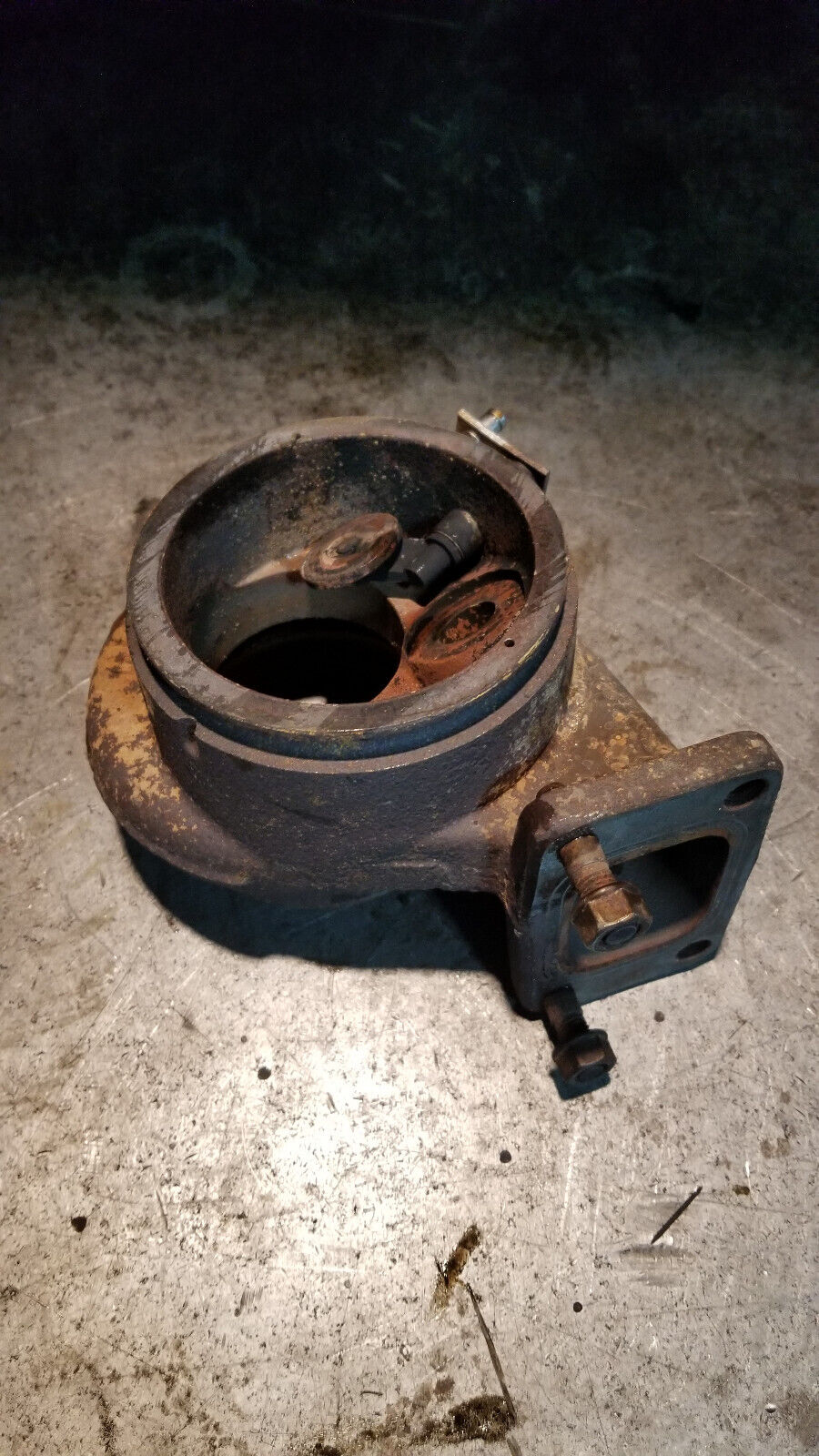 01-07 Holset HE351 HE341 HY35 OEM 5.9 T3 9 cm turbine exhaust housing Cummins