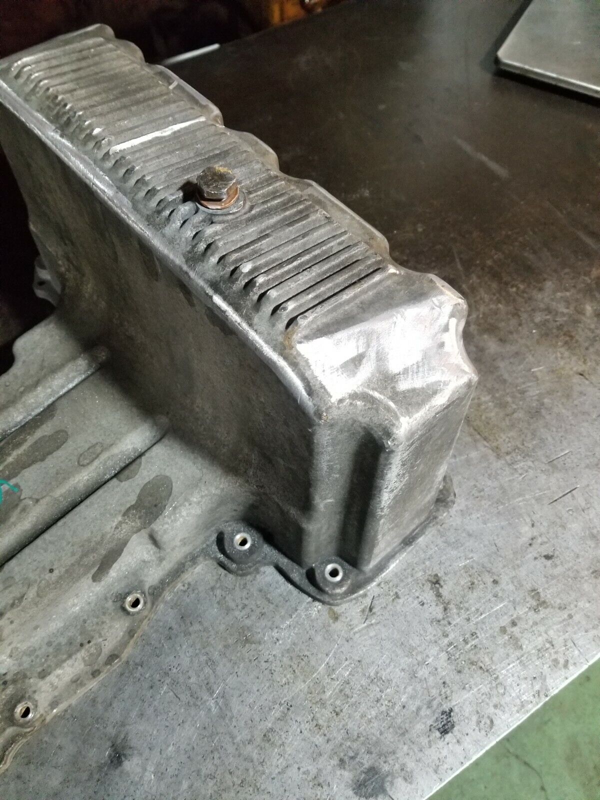 1855952C2 VT275 4.5 L V-6 DIESEL ALUMINUM OIL PAN