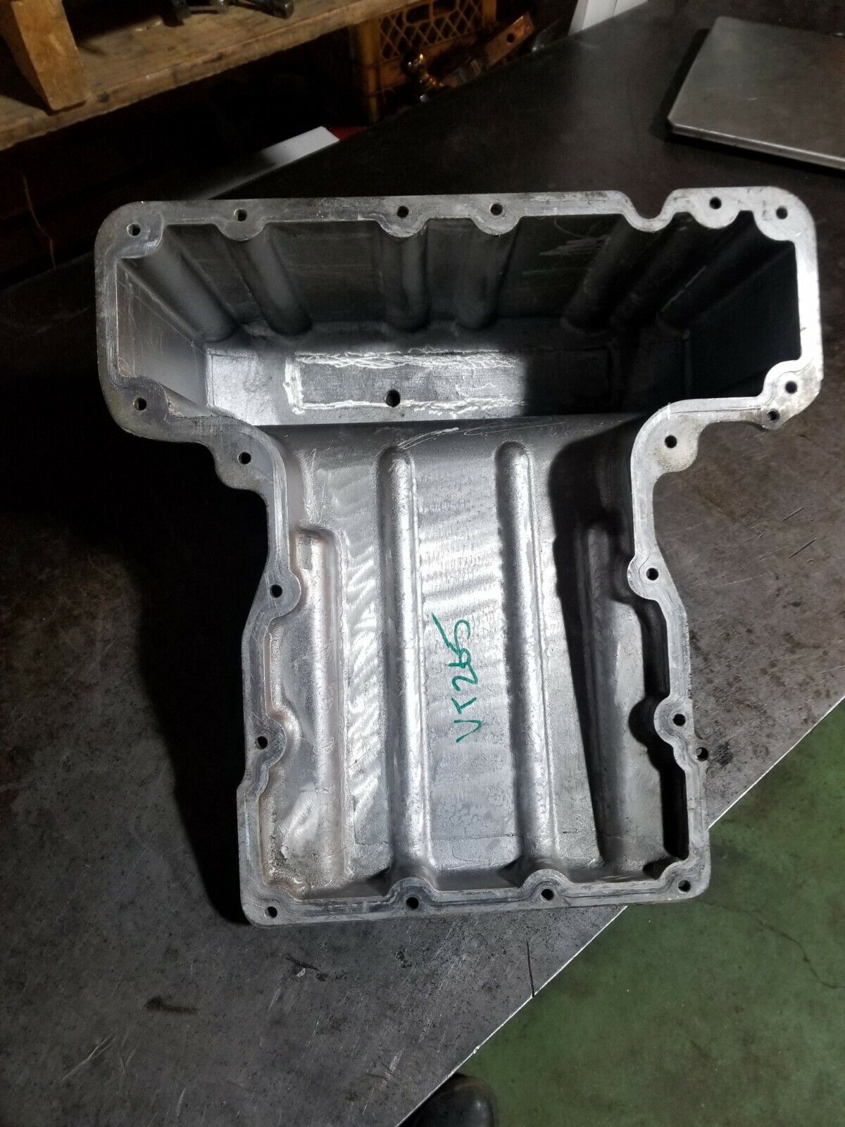 1855952C2 VT275 4.5 L V-6 DIESEL ALUMINUM OIL PAN