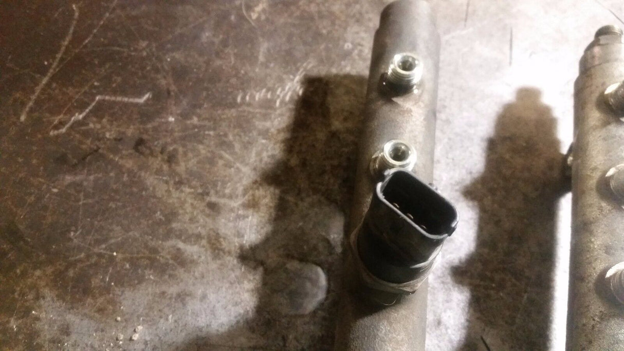 04 05 2004 2005 Chevy GMC 6.6 LLY Duramax Fuel Rails 8973036591 8973036580 rlly1