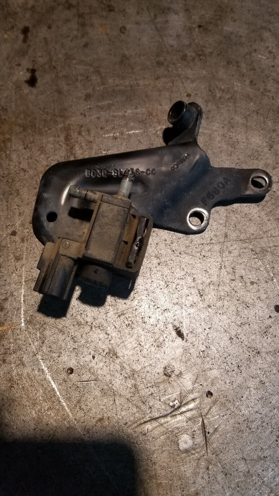 BC3Z-9L456-CC CONTROL VALVE BRACKET BC3Q-9L456-CC