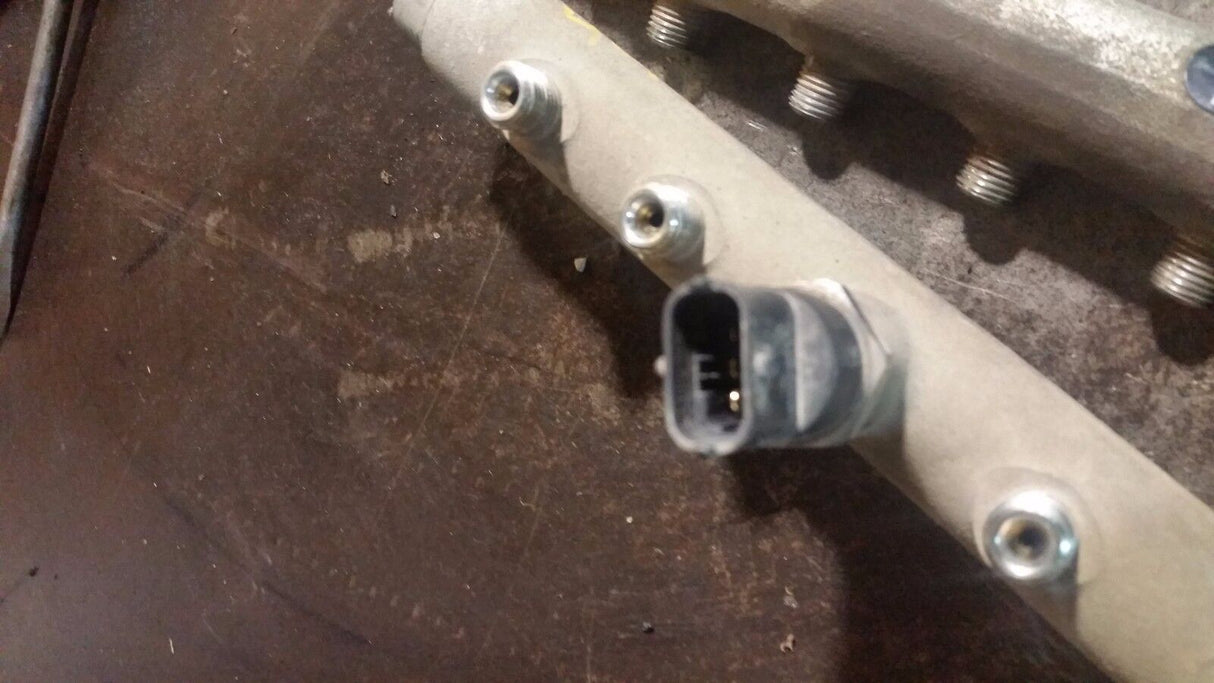 04 05 2004 2005 Chevy GMC 6.6 LLY Duramax Fuel Rails 8973036591 8973036580 r44