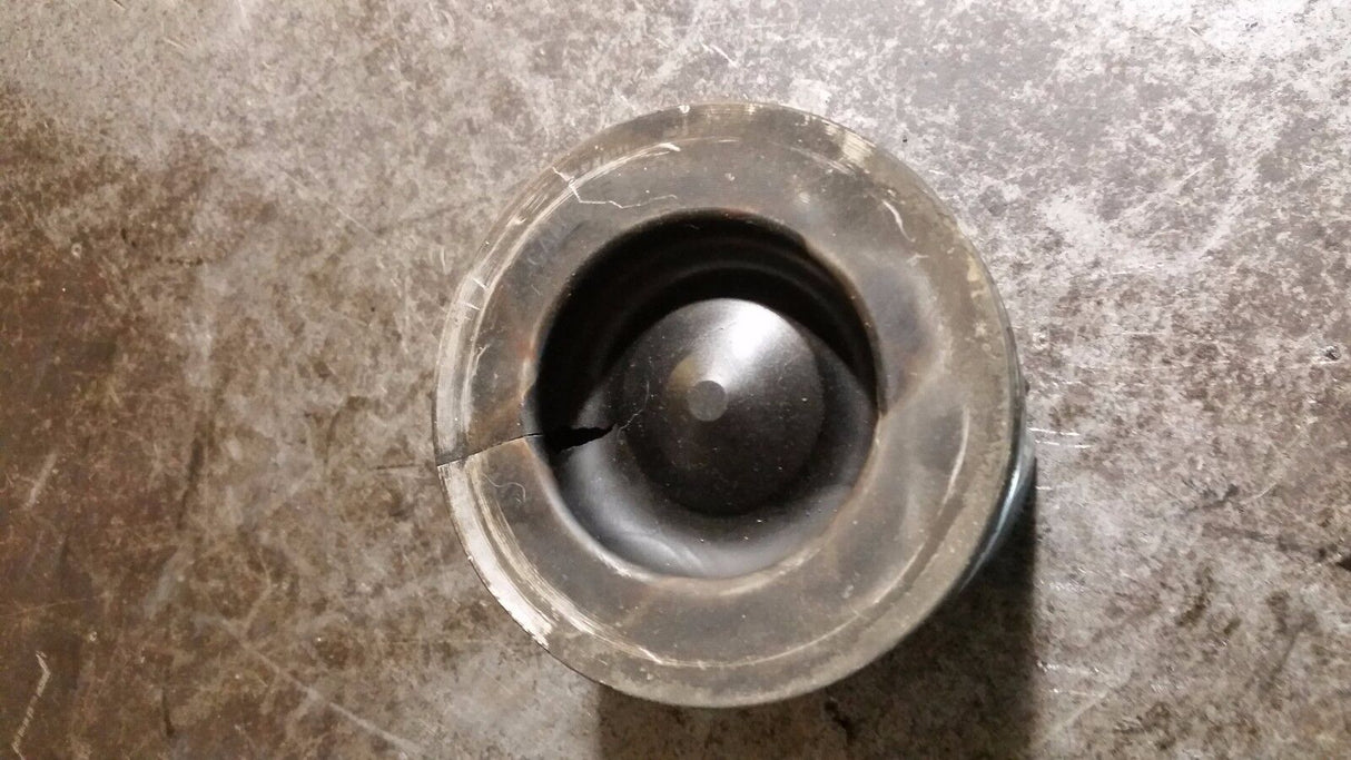 DAMAGED EDUCATIONAL PURPOSE PISTON 6.4 Powerstroke