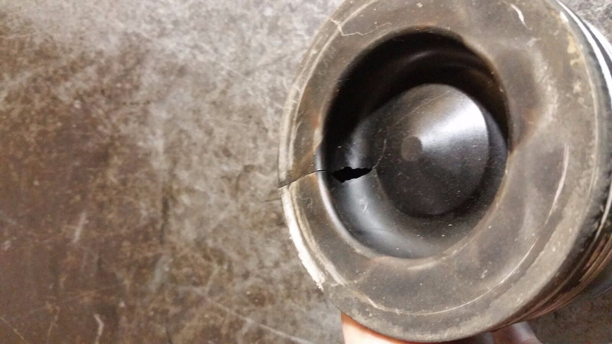 DAMAGED EDUCATIONAL PURPOSE PISTON 6.4 Powerstroke