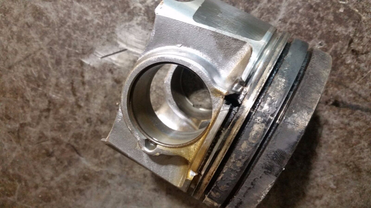 DAMAGED EDUCATIONAL PURPOSE PISTON 6.4 Powerstroke