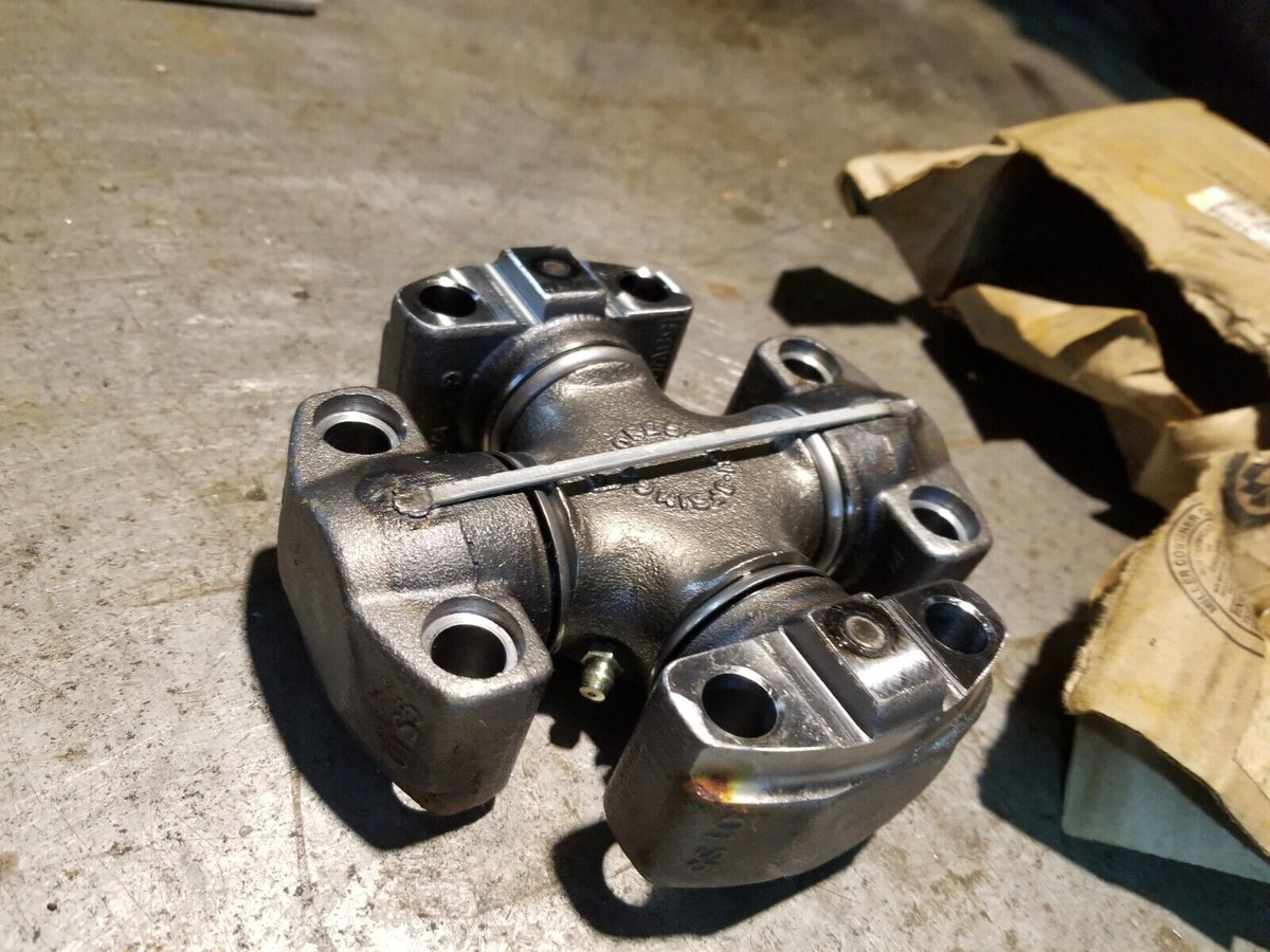 John Deere Pinion - AT74269 UNIVERSAL JOINT ref361
