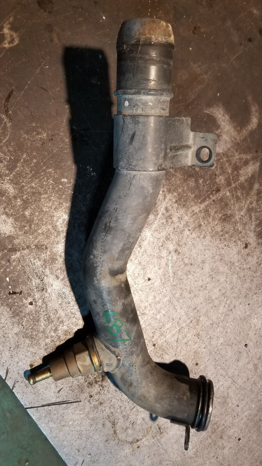 01 2001-2004 GMC SIERRA 6.6 DURAMAX TURBO LB7 THERMOSTAT OUTLET PIPE 97382699