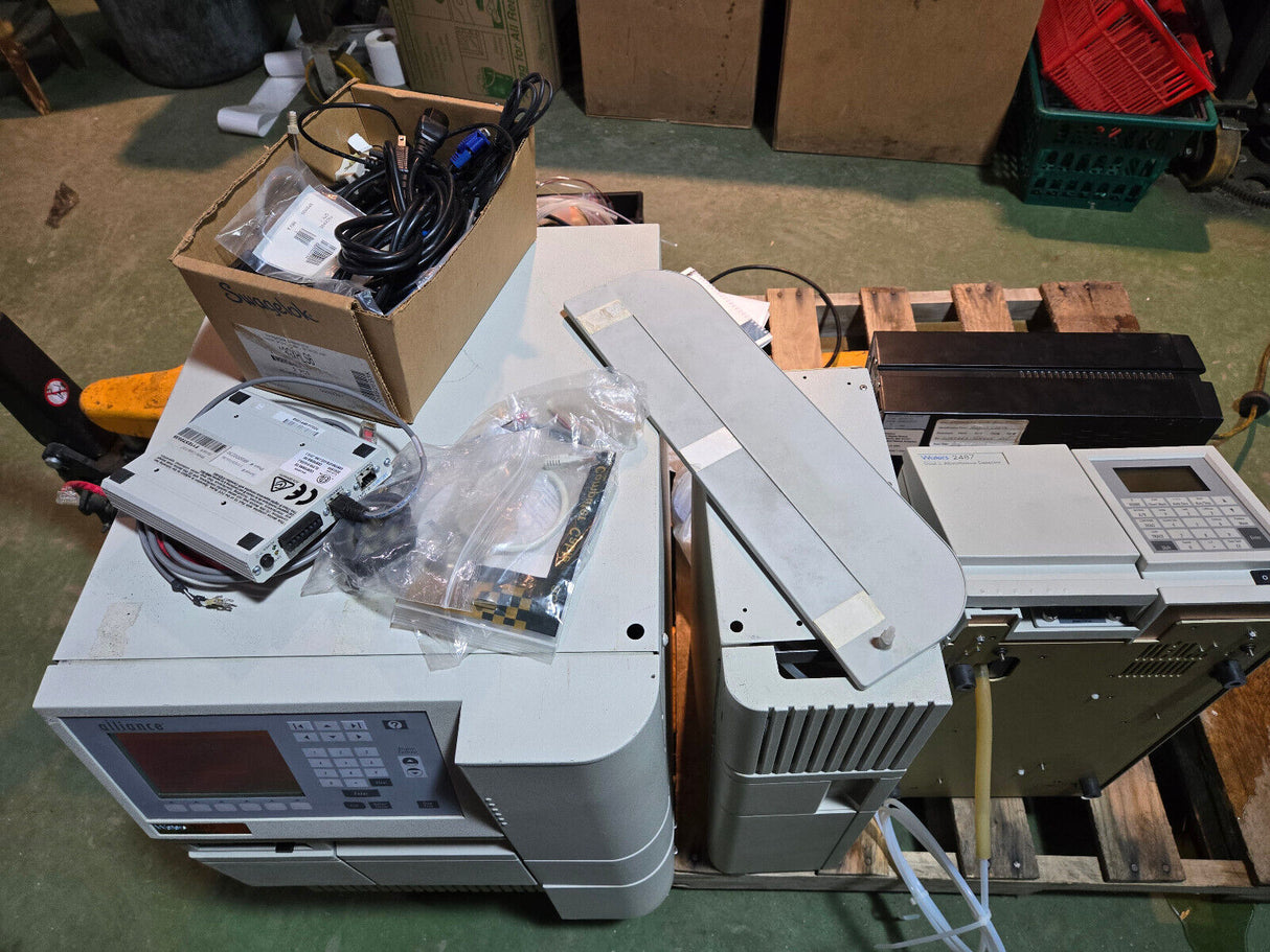 WATERS 2695 SEPARATION MODULE 2487 ABSORBANCE DETECTOR LAC/E 32 SERVER HPLC