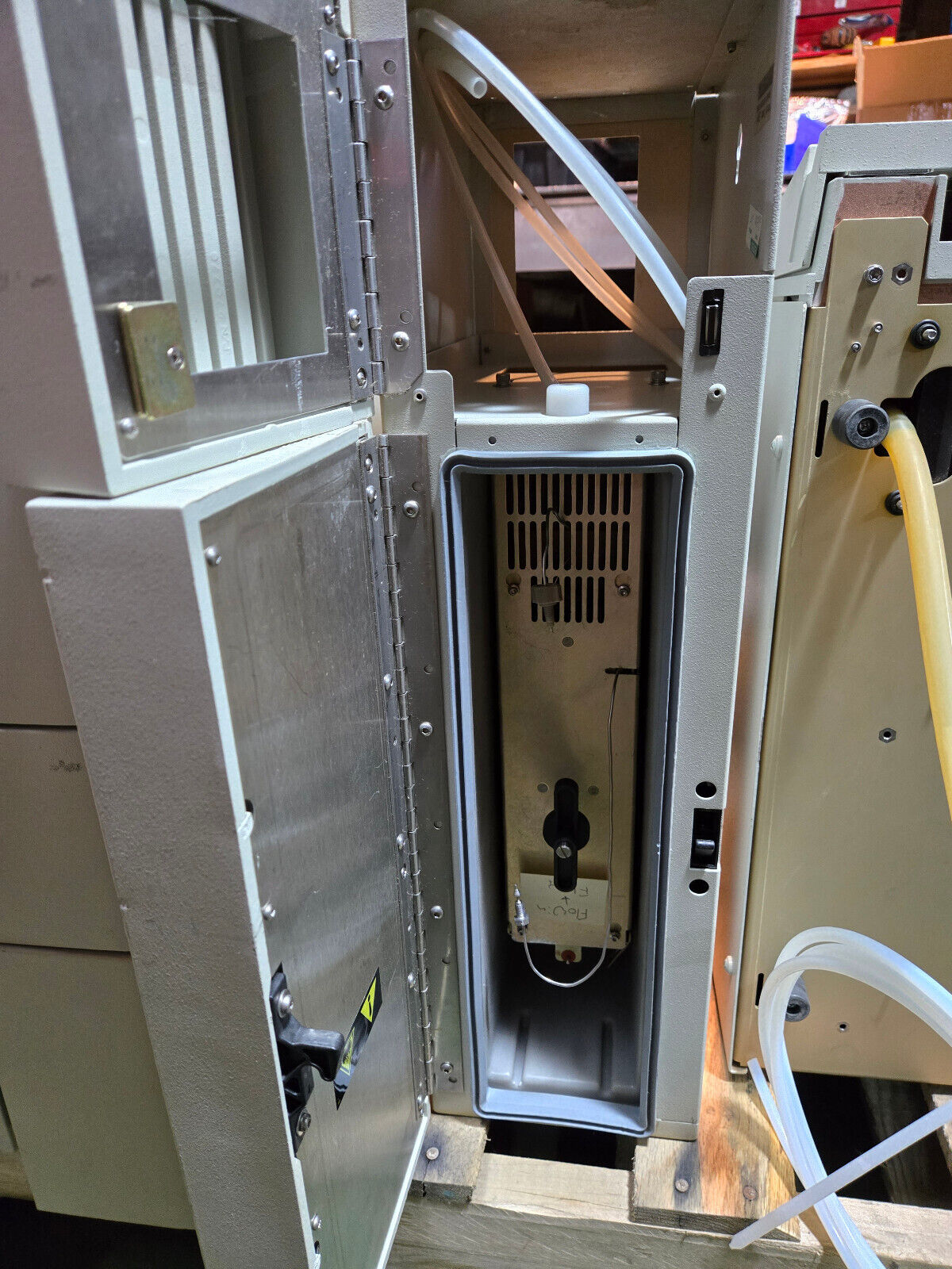 WATERS 2695 SEPARATION MODULE 2487 ABSORBANCE DETECTOR LAC/E 32 SERVER HPLC