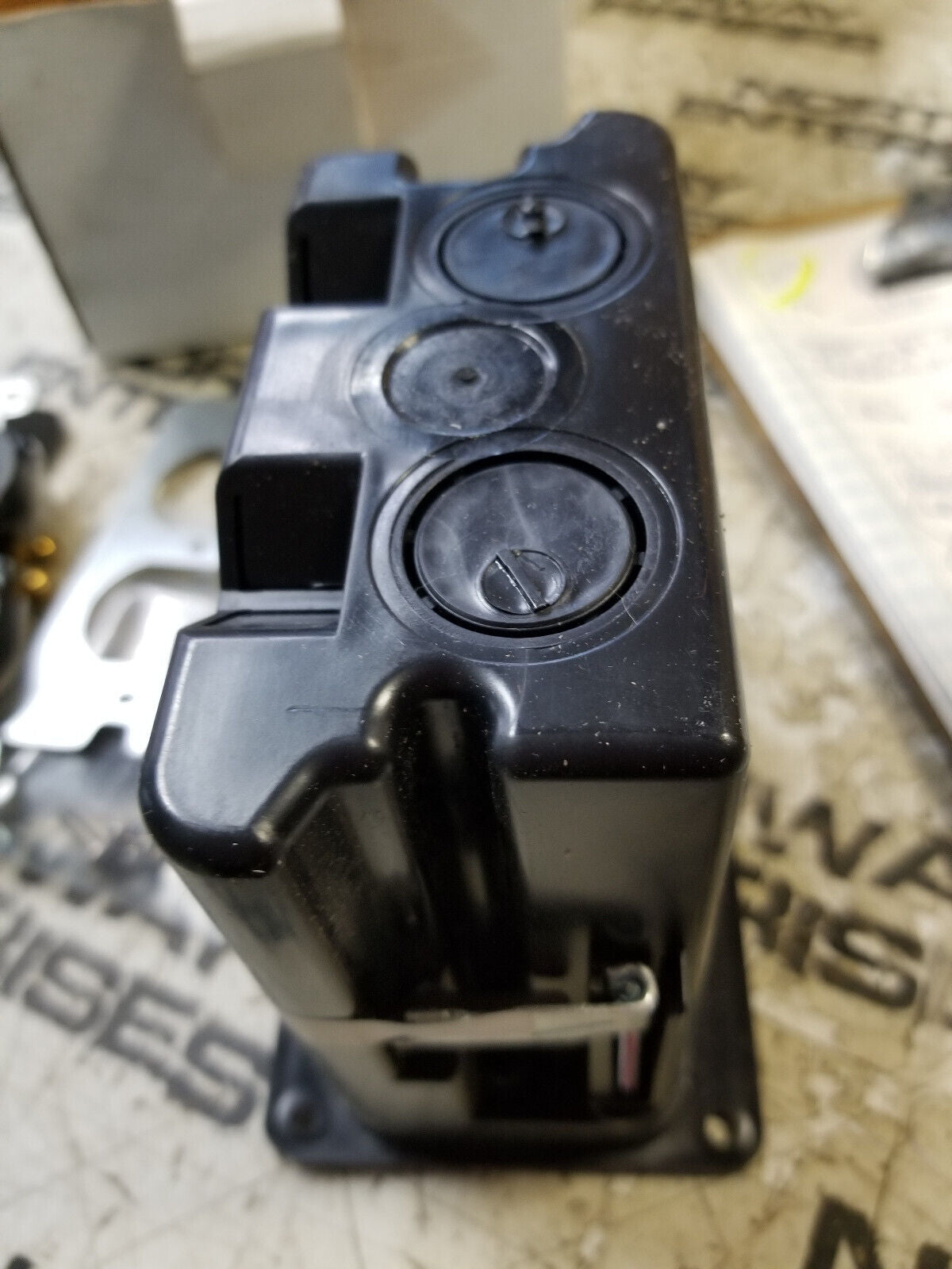 WMFB1DRN LEGRAND Wiremold Floor Box 1 Gangs 2-Outlet, 15 A Duplex