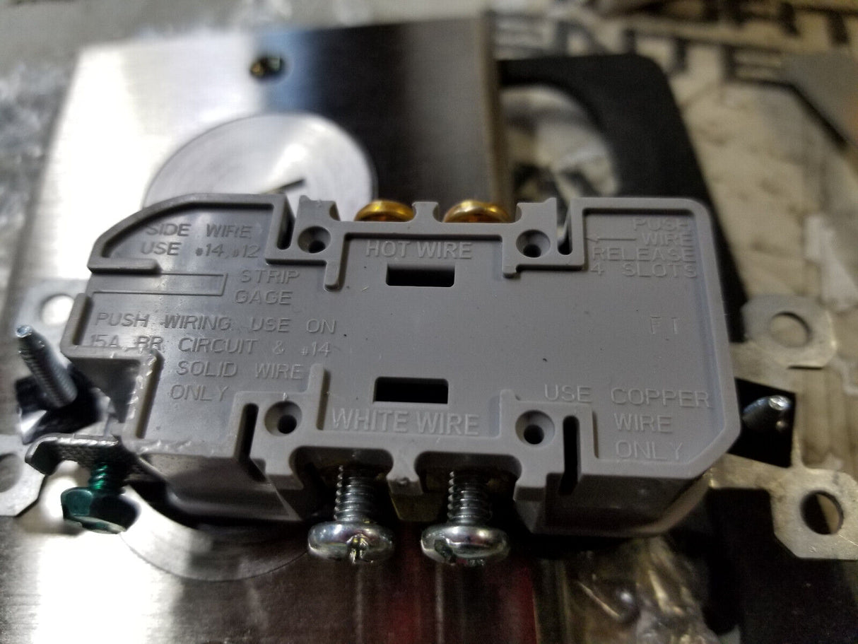 WMFB1DRN LEGRAND Wiremold Floor Box 1 Gangs 2-Outlet, 15 A Duplex