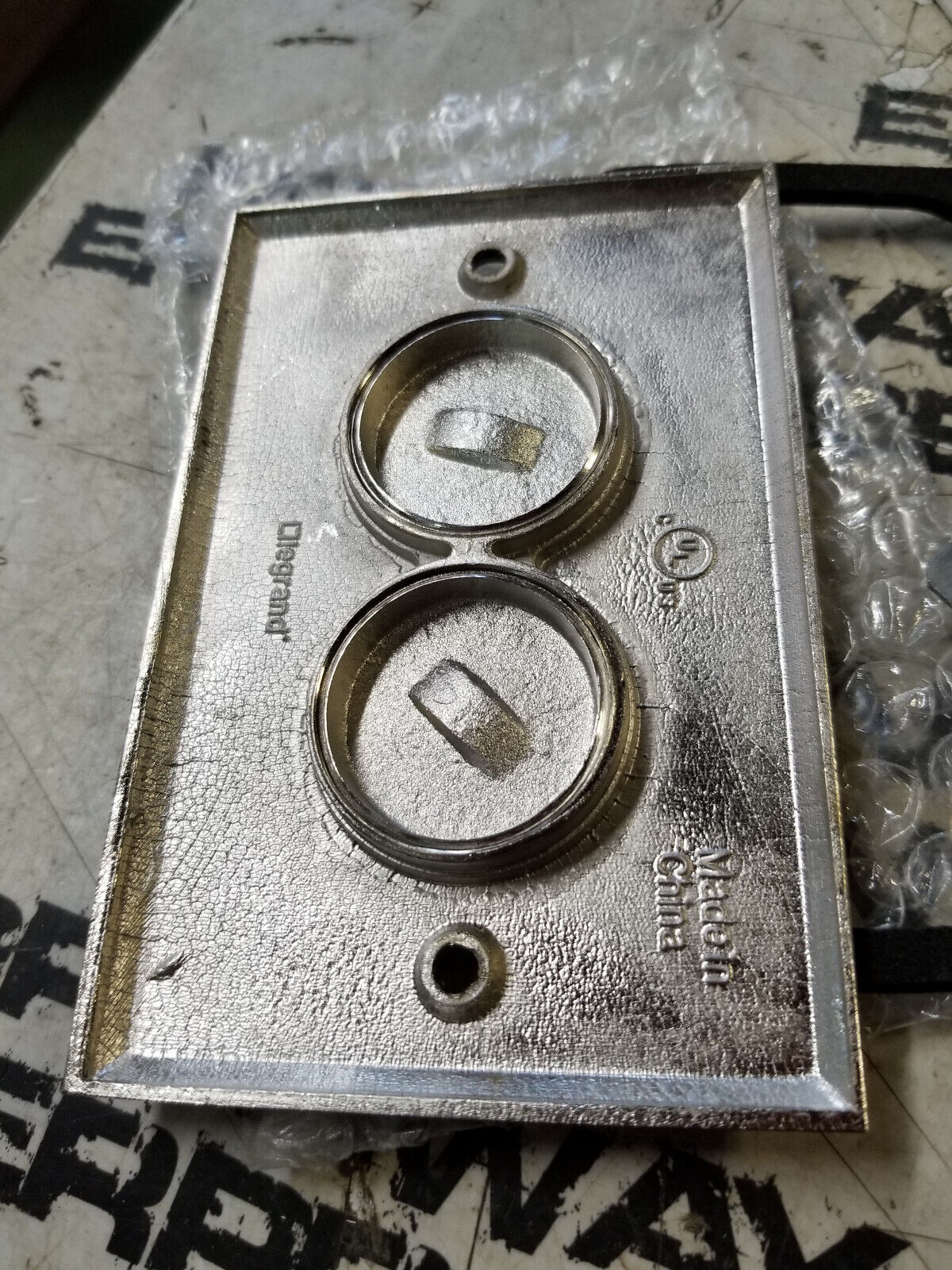 WMFB1DRN LEGRAND Wiremold Floor Box 1 Gangs 2-Outlet, 15 A Duplex