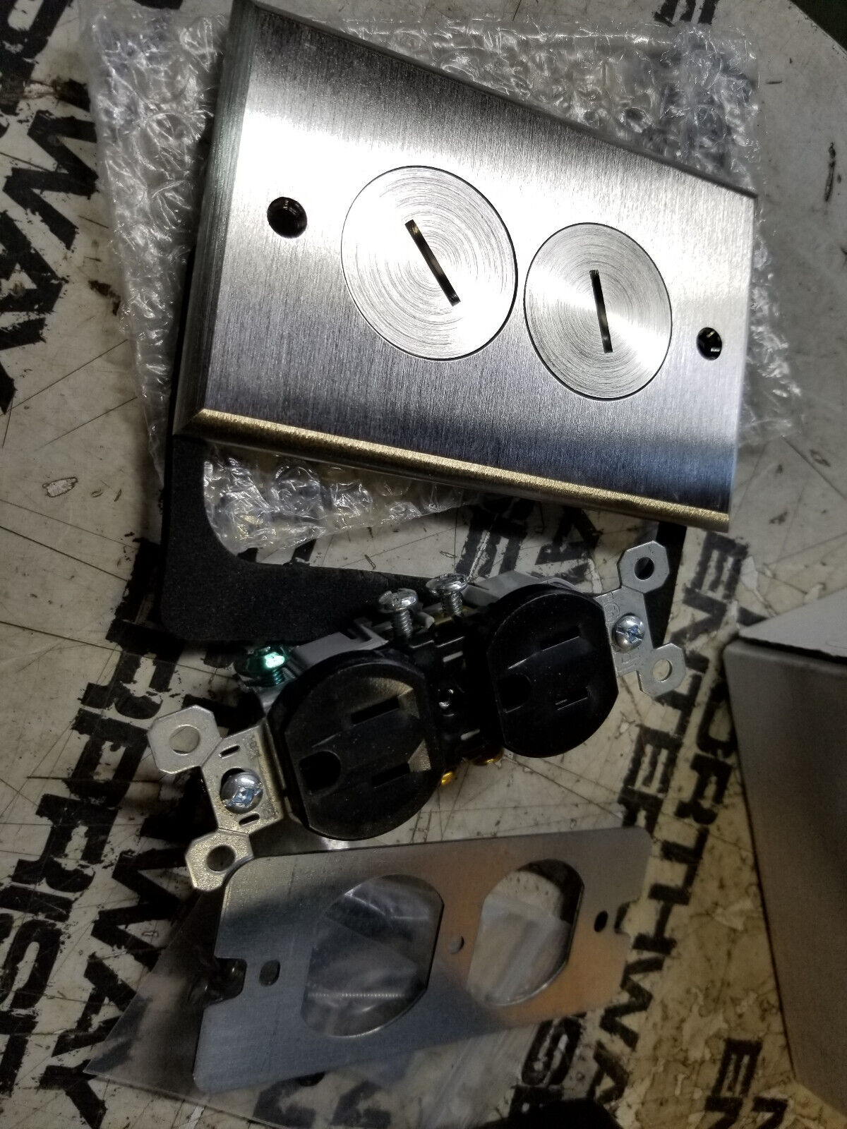 WMFB1DRN LEGRAND Wiremold Floor Box 1 Gangs 2-Outlet, 15 A Duplex