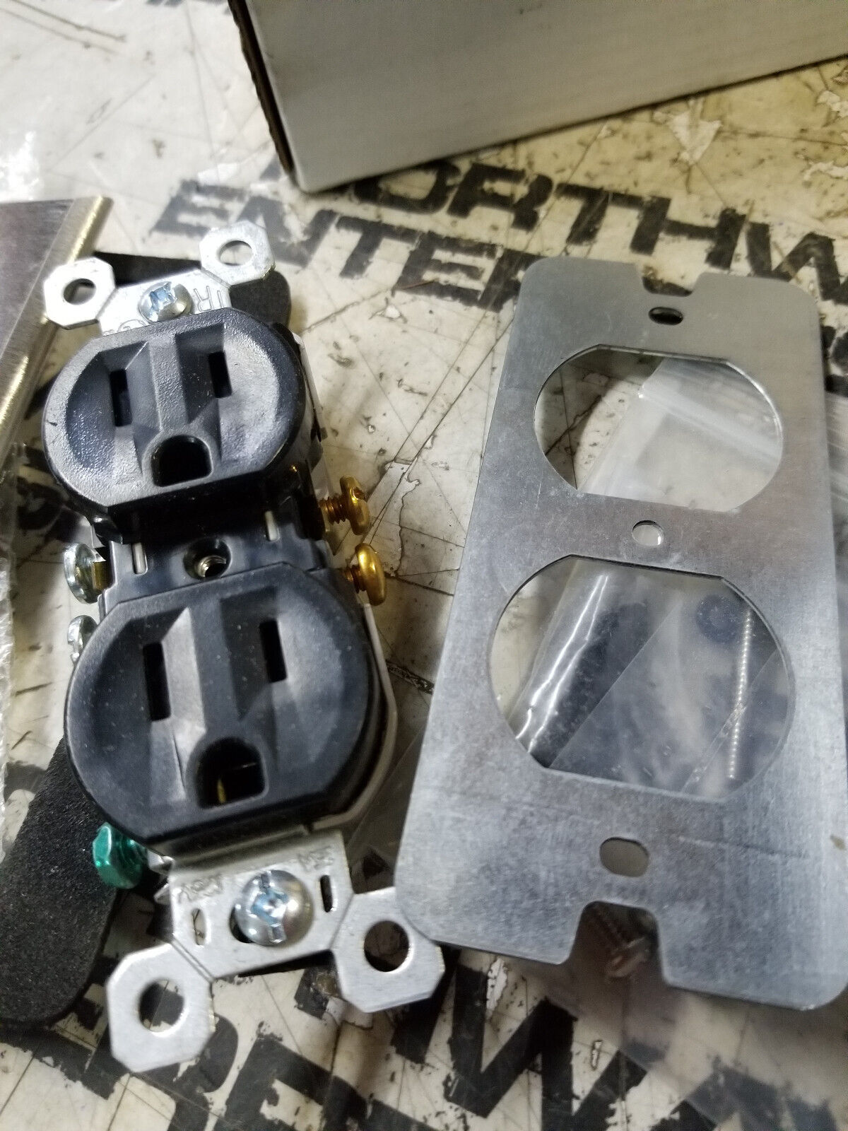 WMFB1DRN LEGRAND Wiremold Floor Box 1 Gangs 2-Outlet, 15 A Duplex