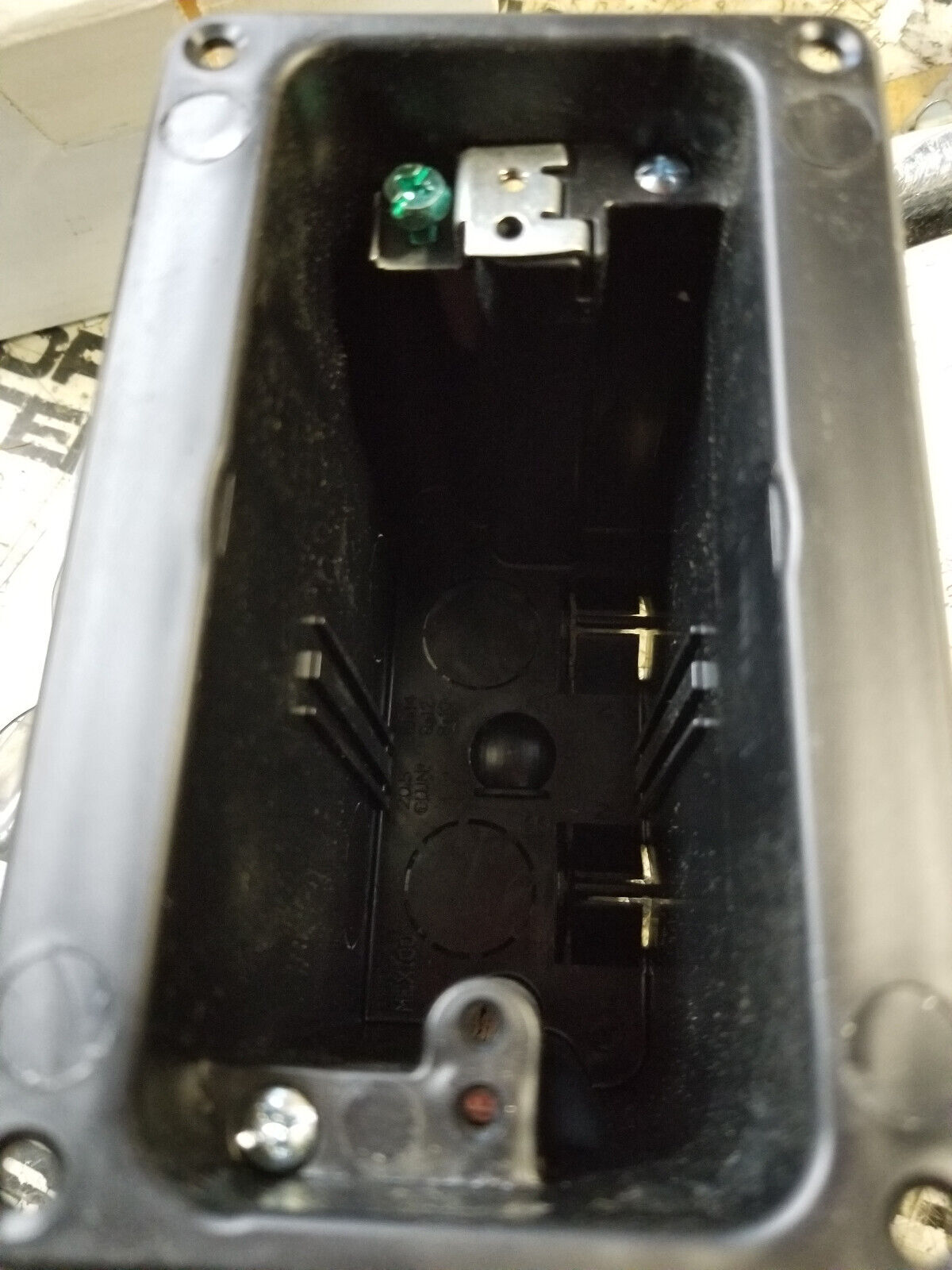 WMFB1DRN LEGRAND Wiremold Floor Box 1 Gangs 2-Outlet, 15 A Duplex