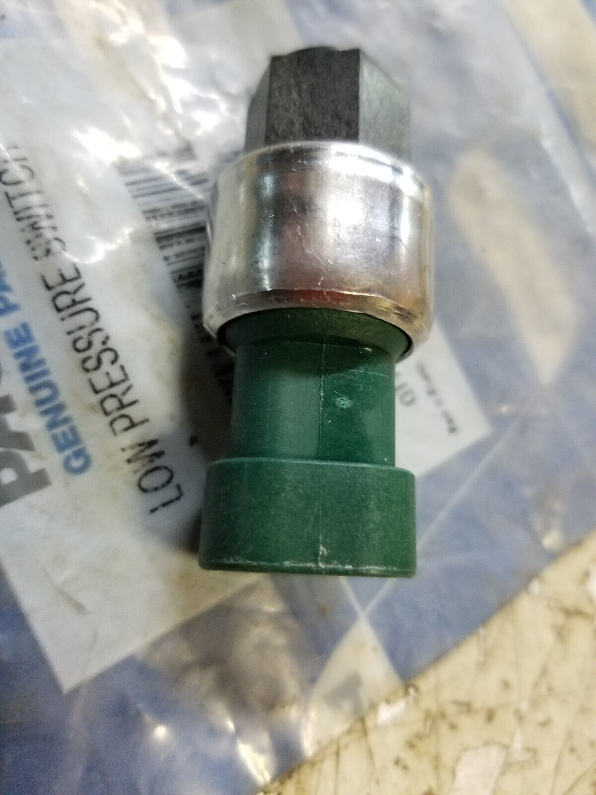 LOW PRESSURE SWITCH - A/C GENUINE PACCAR 652578BSM / 1000198469 850-8009 S180216