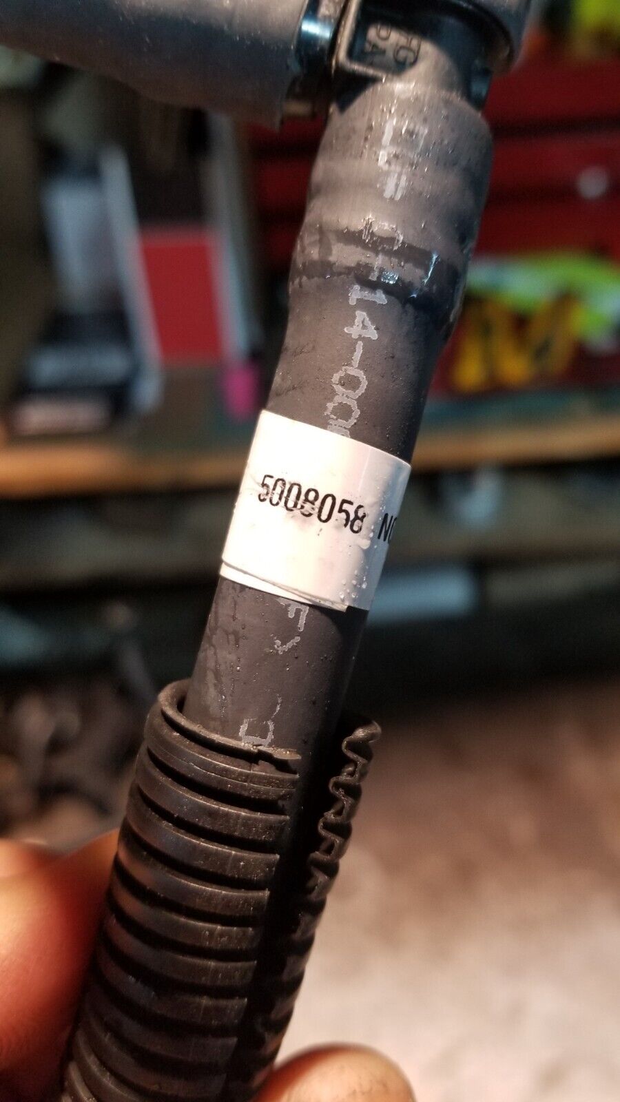 5008058 FUEL RAIL ASSEMBLY, Fuel supply. Green connector