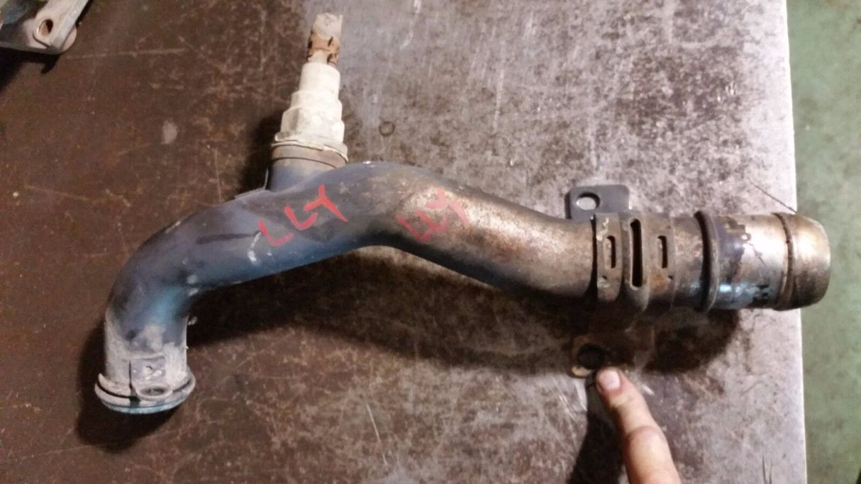 05-06 GMC SIERRA 6.6 DURAMAX TURBO LLY THERMOSTAT OUTLET PIPE 97371077
