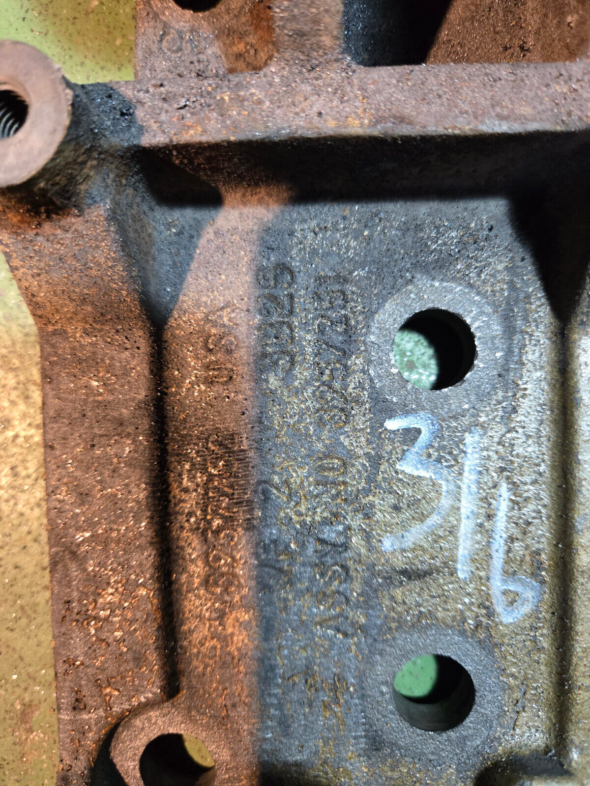 03-07 Dodge Ram Cummins 5.9L Engine Bracket 3957252 3957251 bracket