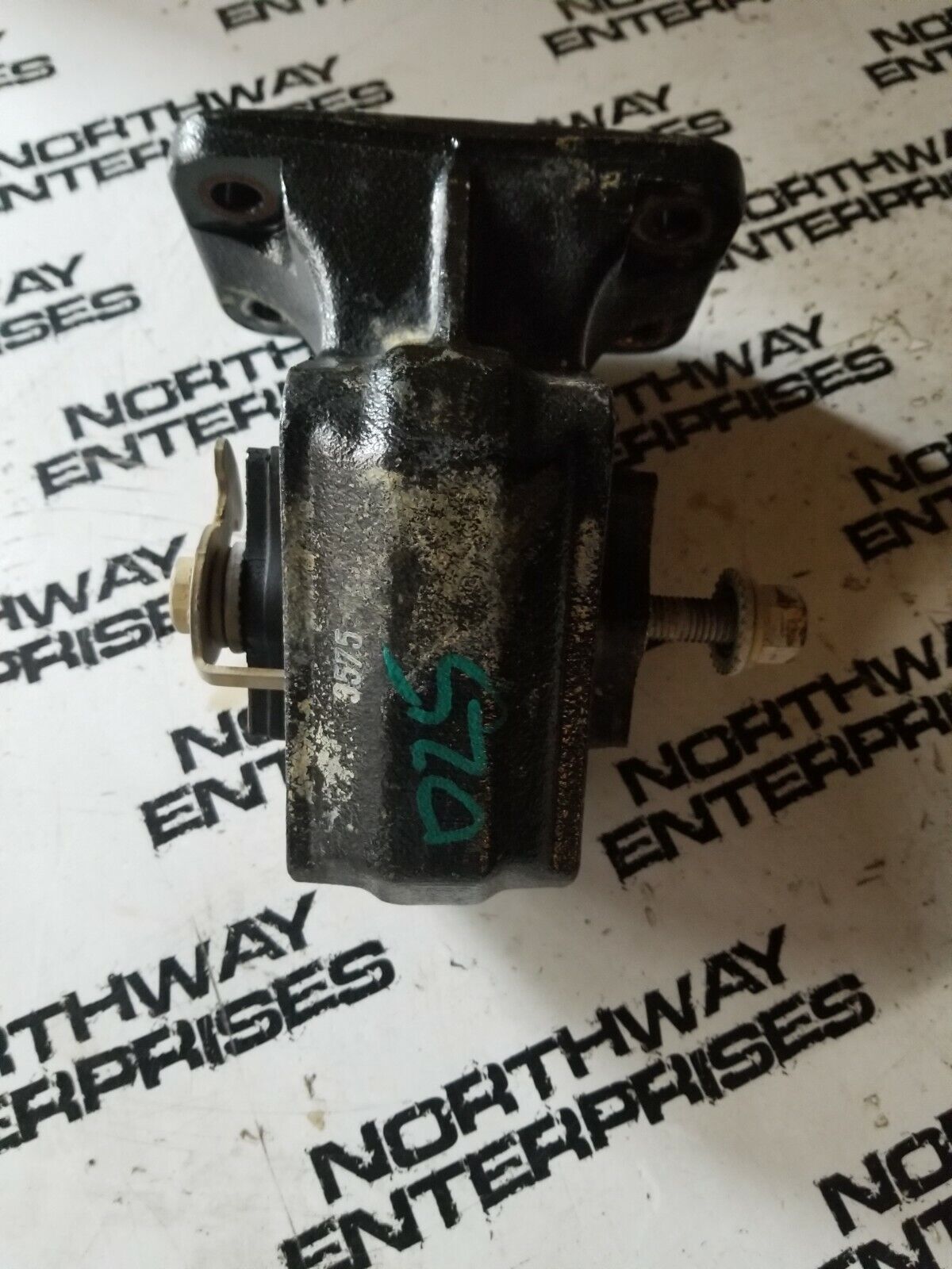 46535446aa 52121815AC 6.7L Cummins Engine Mount Bracket LH / DRIVERS SIDE re025