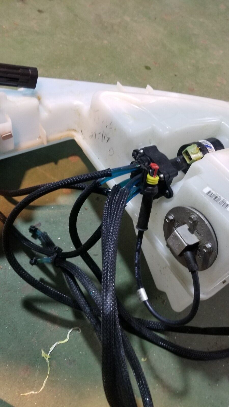 5009441 EVINRUDE 300HP G2 OIL TANK ASSEMBLY 0357907