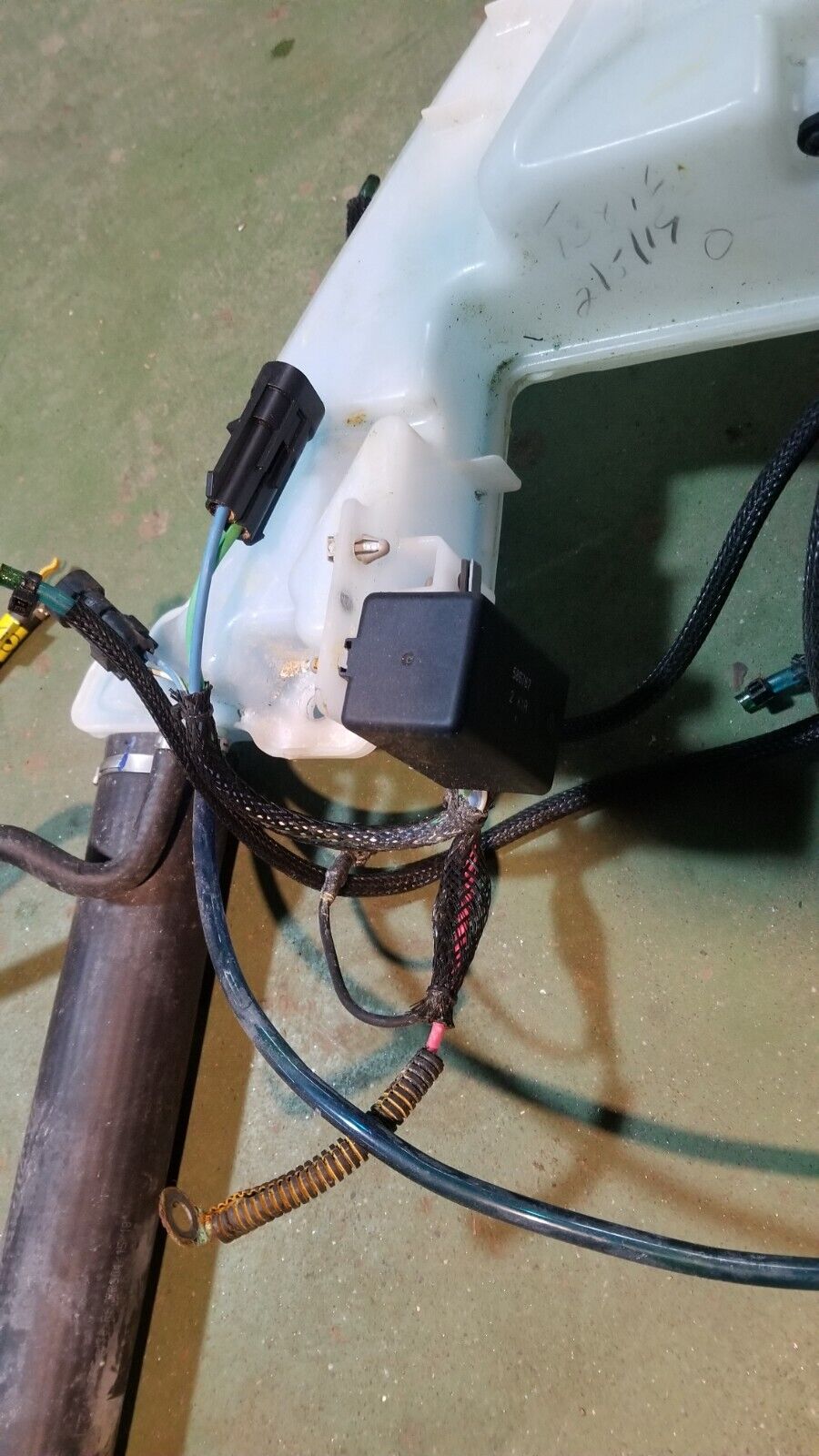 5009441 EVINRUDE 300HP G2 OIL TANK ASSEMBLY 0357907