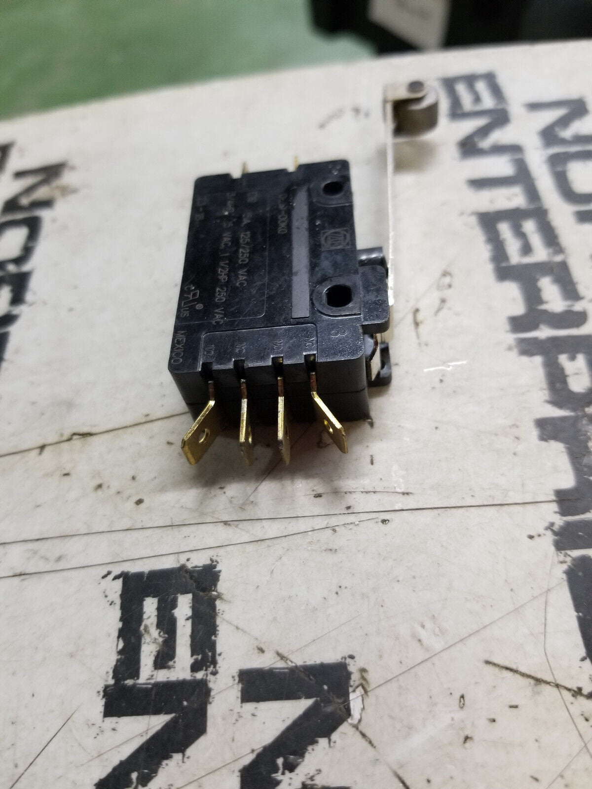 ZF Electronics 0E19-00K0 Switch, Snap Action, DPDT, Roller Actuator, 15A at 125