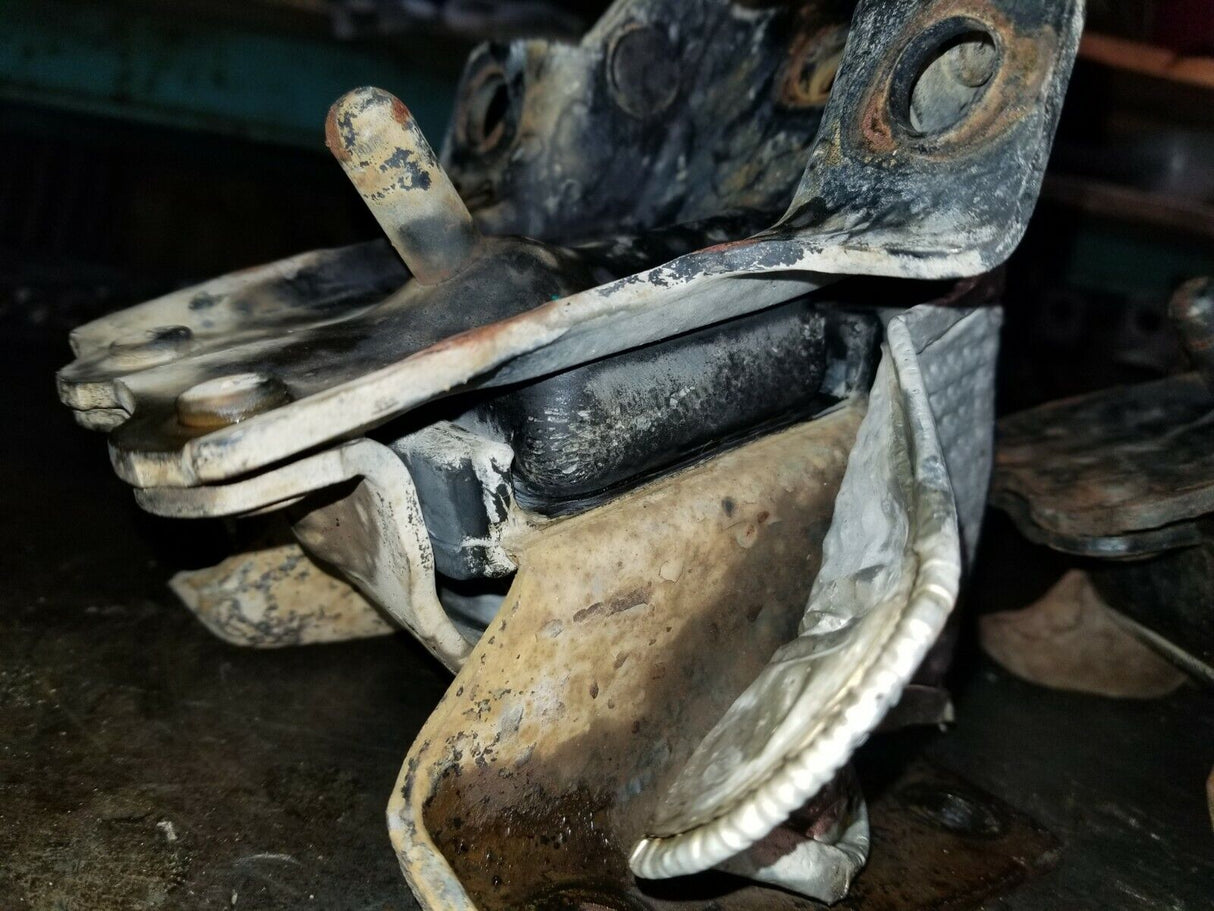 2011-15 DURAMAX DIESEL MOTOR ENGINE MOUNTS 25814752 25814754 r151